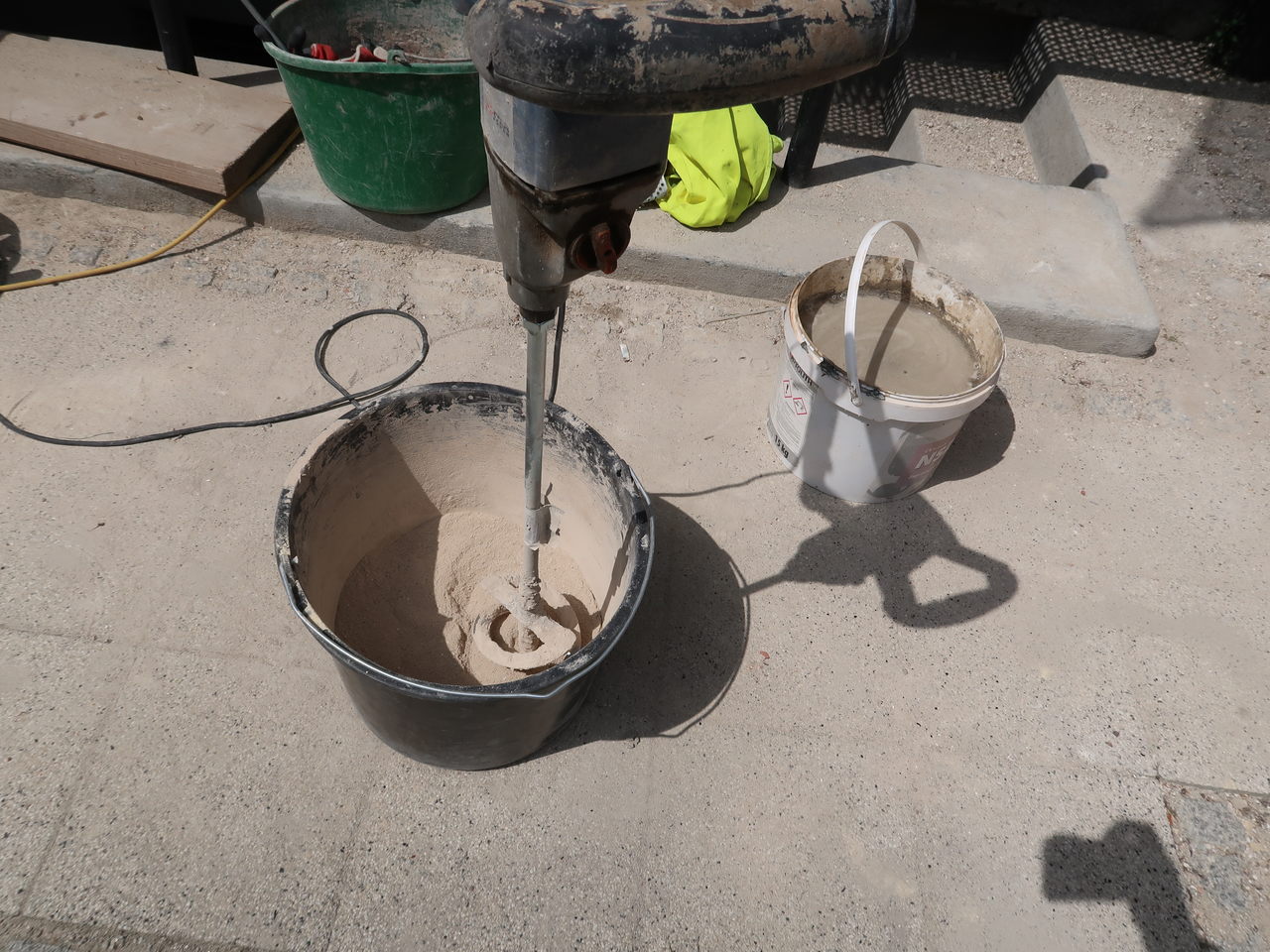 Przygotowywanie materiał&oacute;w do uzupełnienia ubytk&oacute;w na elewacji, fot. Biuro Miejskiego Konserwatora Zabytk&oacute;w