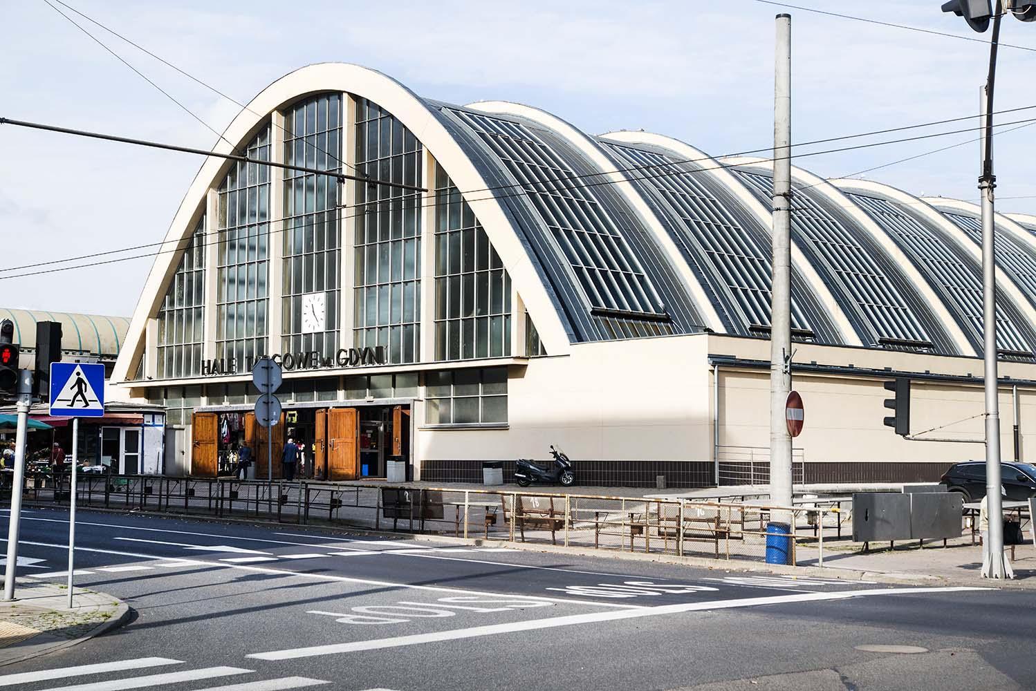 Miejskie Hale Targowe, jeden z modernistycznych budynk&oacute;w, kt&oacute;ry zobaczymy na wystawie 