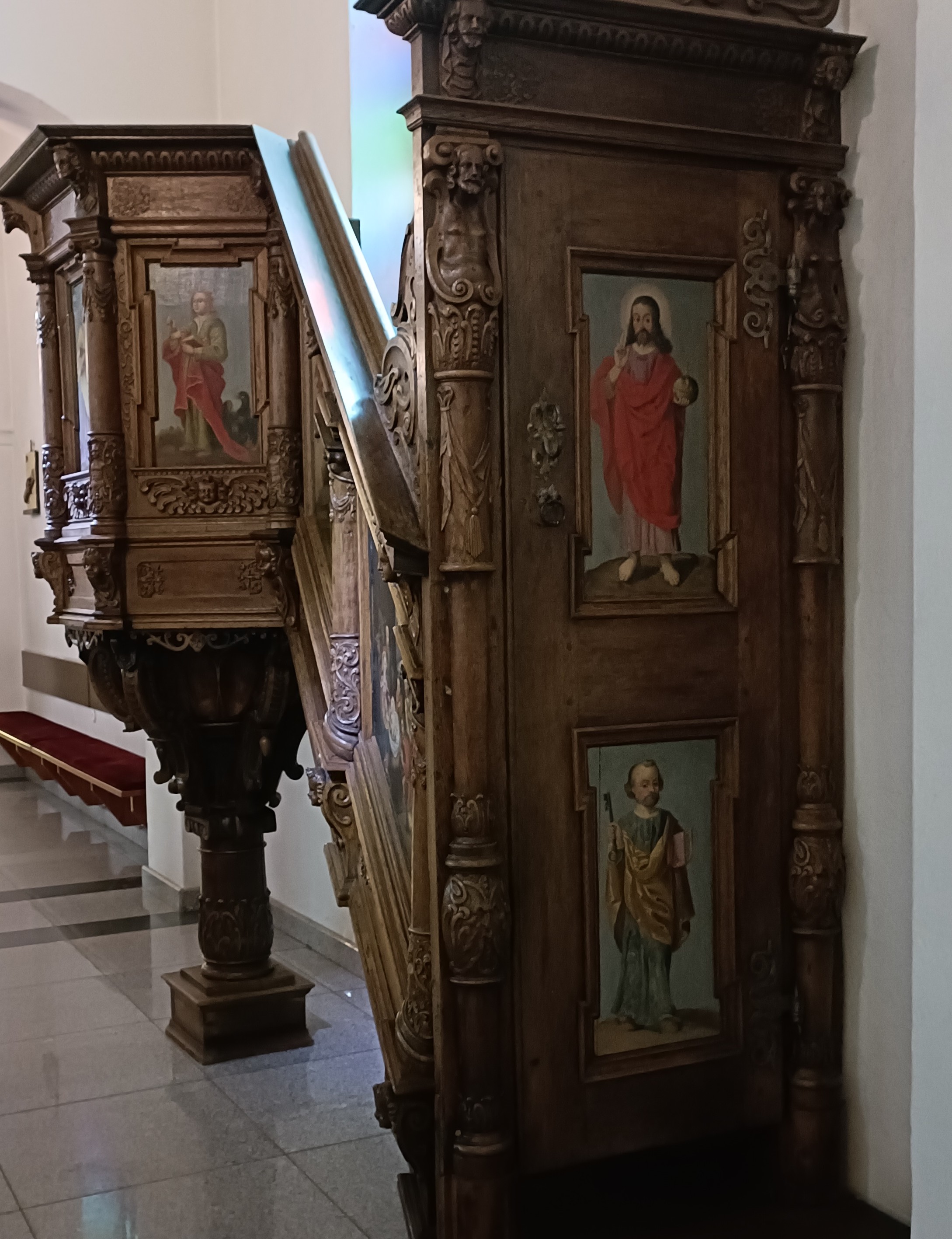 Chrystus w typie Salvator Mundi oraz przedstawienie św. Piotra na drzwiach ambony (fot. Biuro Miejskiego Konserwatora Zabytk&oacute;w)