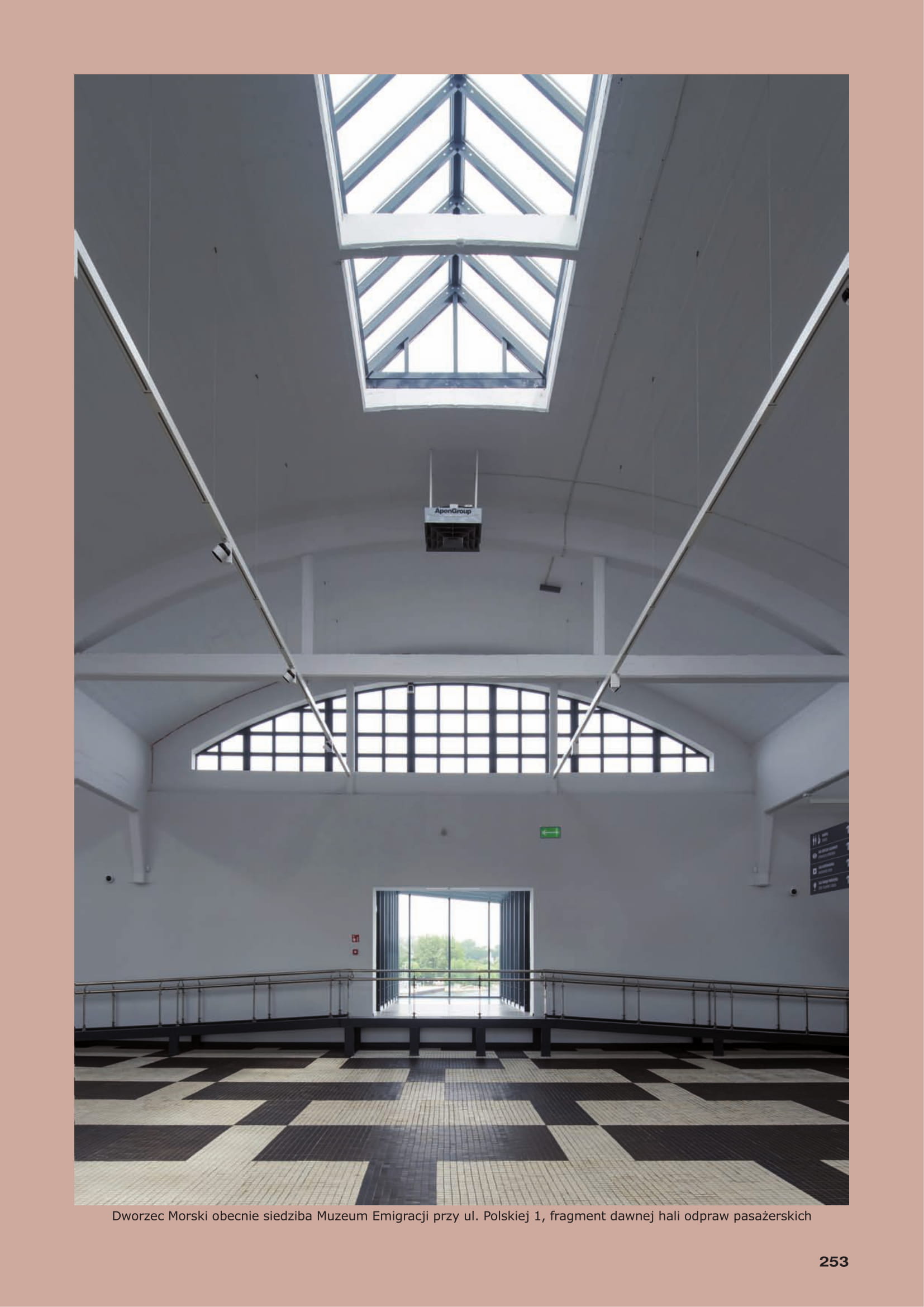 253 strona publikacji, fotografie Bartłomieja Ponikiewskiego