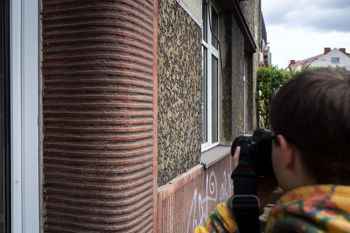 Znakomicie zachowane tynki &bdquo;gniazdkowe&rdquo; w kamienicy Miotk&oacute;w przy ul. Chylońskiej 39. Fot. Przemysław Kozłowski / ARG