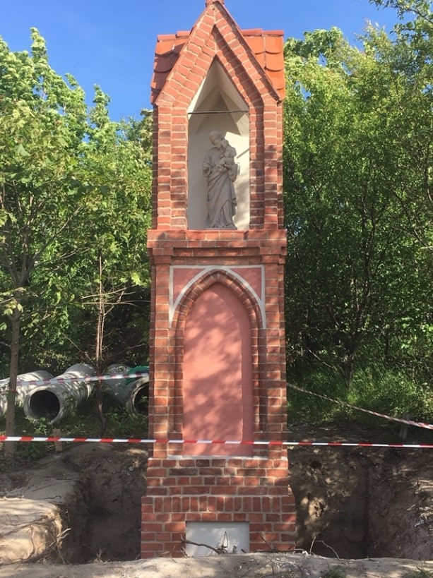 Kapliczka w nowym miejscu wśr&oacute;d zieleni