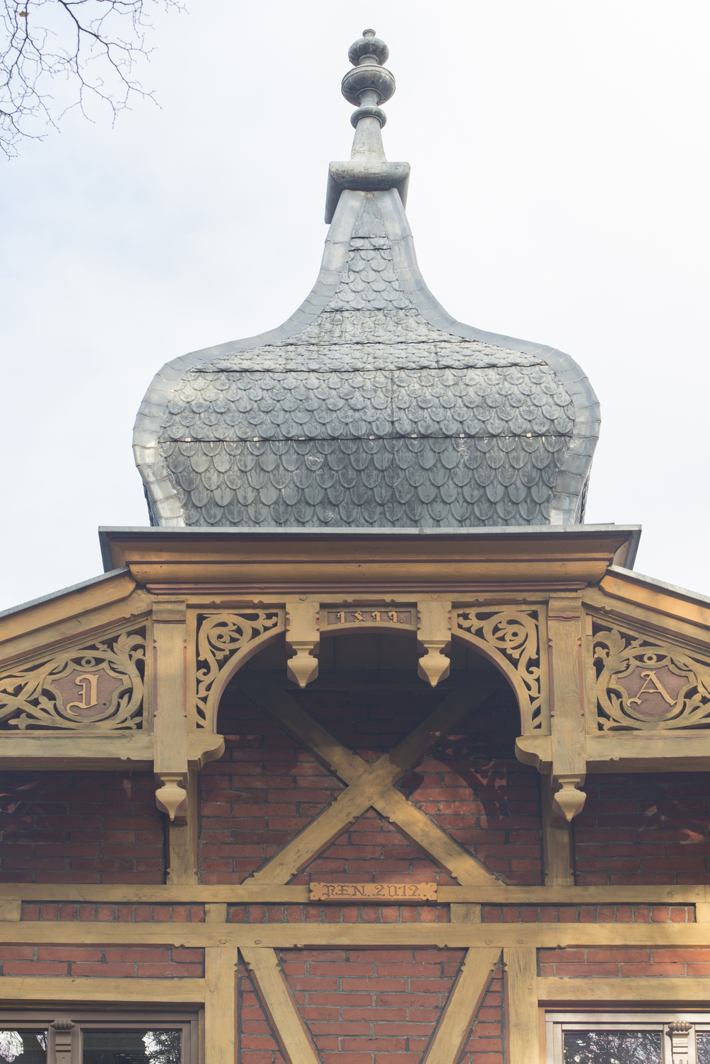 Fragment elewacji z detalami snycerskimi oraz hełm po pracach konserwatorskich, 2016 r. (fot. B. Ponikiewski)