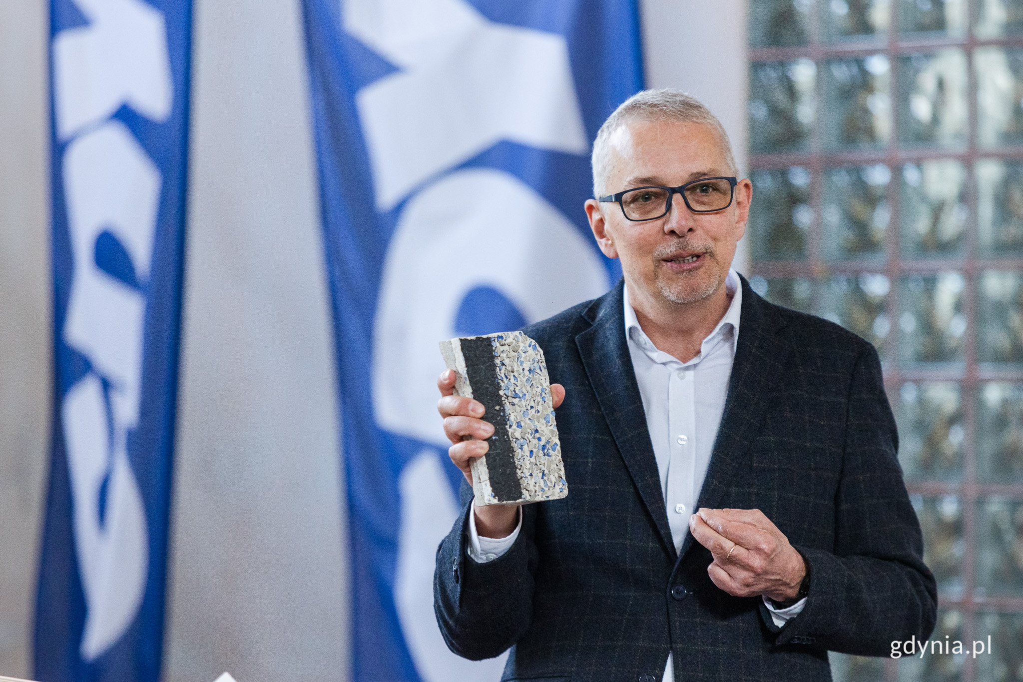 Miejski Konserwator Zabytk&oacute;w Robert Hirsch prezentuje artefakty z remontowanych zabytk&oacute;w. Fot. Karol Stańczak