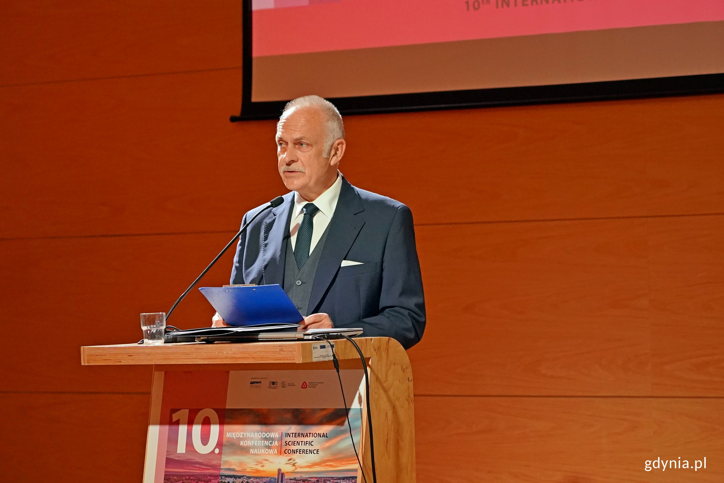 prof. Janusz Rymsza, sekretarz generalny PKN ICOMOS, podczas drugiego dnia 10. edycji konferencji &bdquo;Modernizm w Europie &ndash; modernizm w Gdyni&rdquo; (fot. Magdalena Czernek)