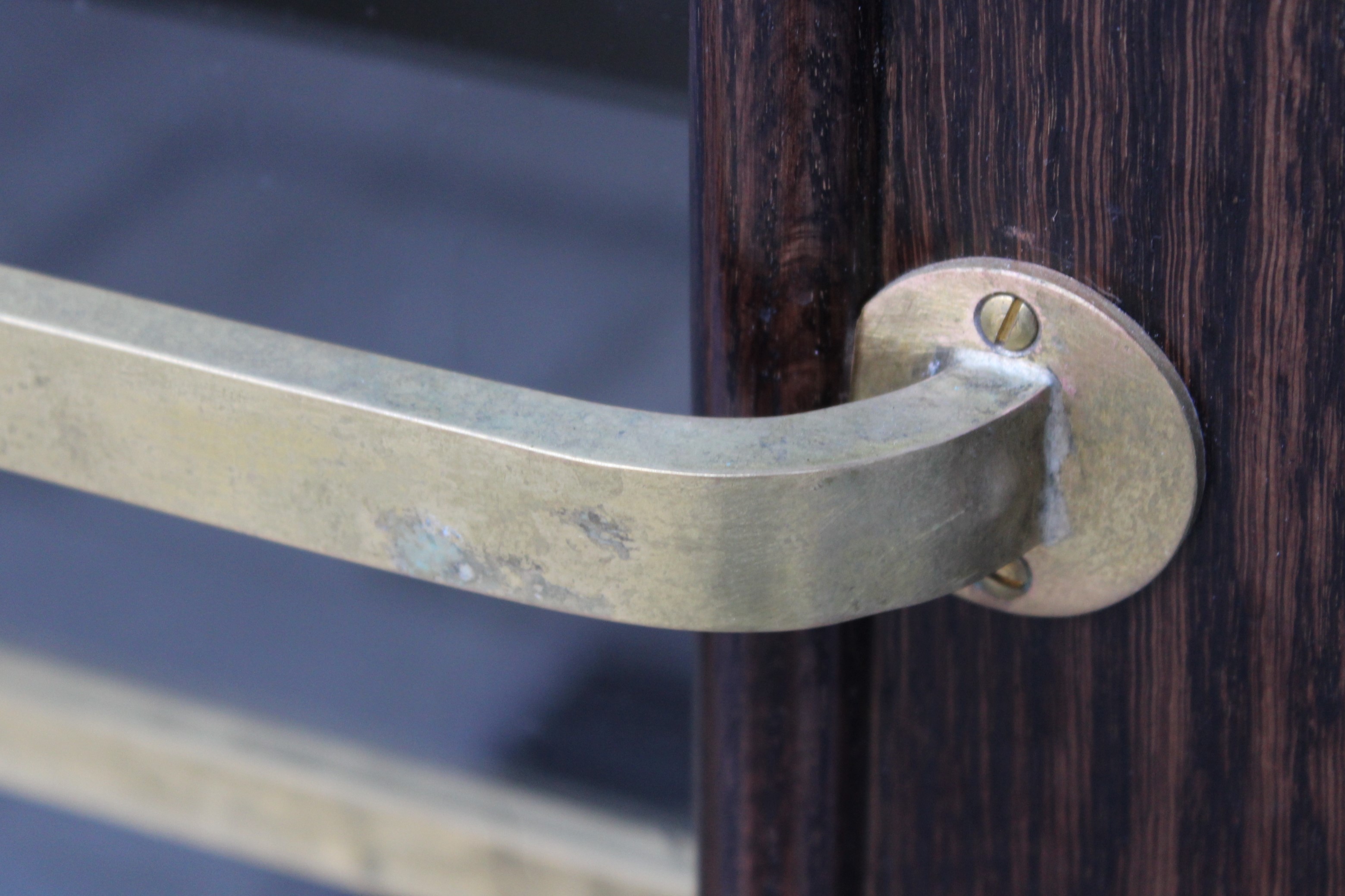 Oryginalny detal drzwi do budynku przy ul. Bema 4 po pracach konserwatorskich, fot. Biuro Miejskiego Konserwatora Zabytk&oacute;w w Gdyni