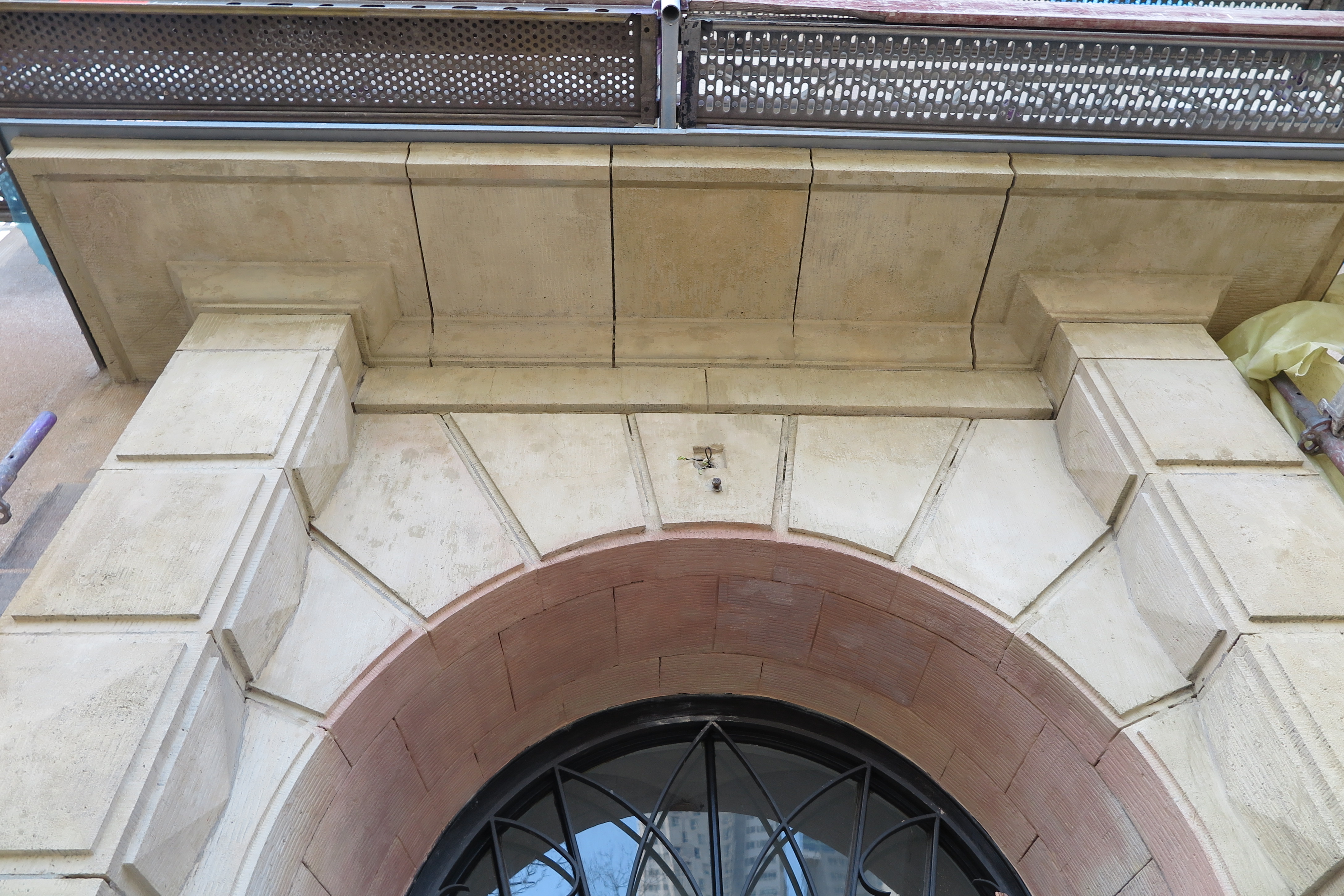 Portal budynku Biura Budowy Portu przy ul. Waszyngtona 38 z lat 20. XX w., wykonany z masywnych blok&oacute;w kamiennych z piaskowca