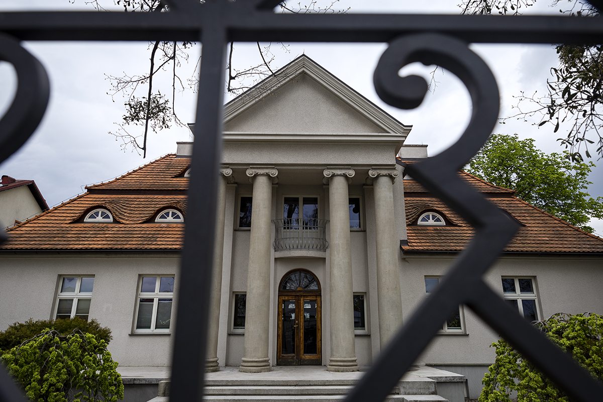 Na szlaku nie zabrakło także budynk&oacute;w zbudowanych w innym niz modernizm nurcie architektonicznym, jak willa dyrektora gazowni przy ul. Chylońskiej 112, zbudowana w stylu dworkowym. Fot. Przemysław Kozłowski