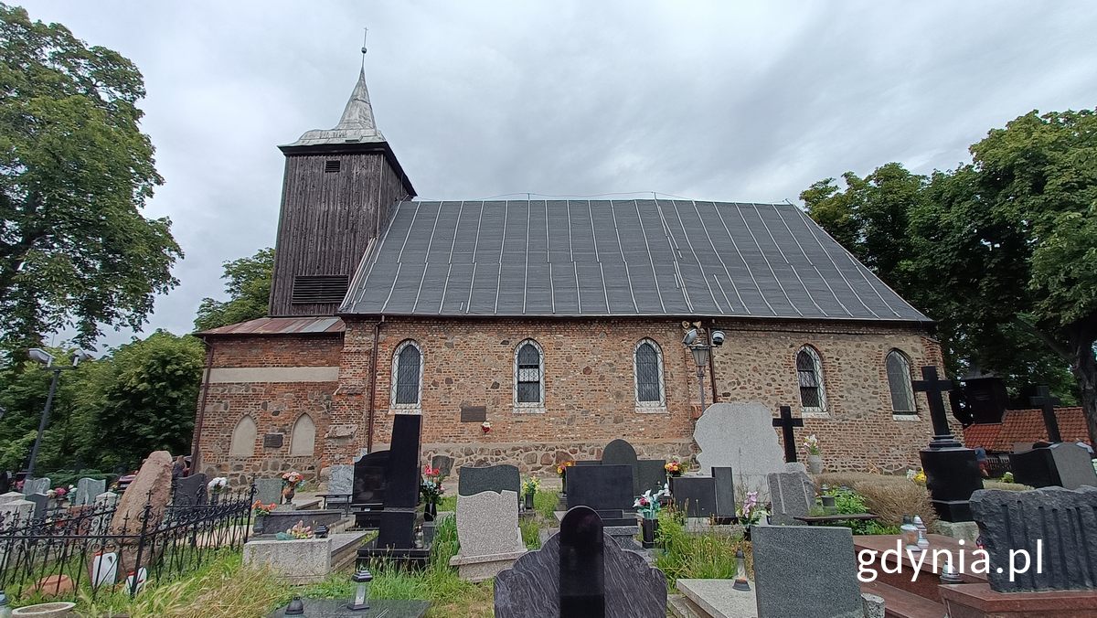 Pokrycie papą, wykonane w 2023 roku jako doraźne zabezpieczenie wnętrza kościoła. (źr&oacute;dło: zbiory Biura Miejskiego Konserwatora Zabytk&oacute;w)