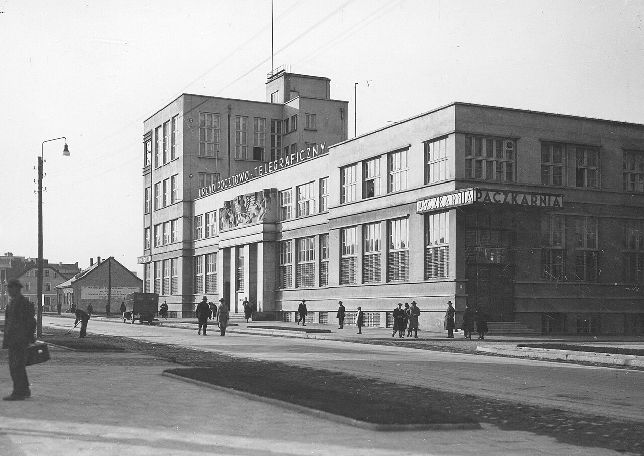 Budynek poczty gł&oacute;wnej w Gdyni przy ul. 10 lutego 10 (ok. 1929) fot. wikipedia