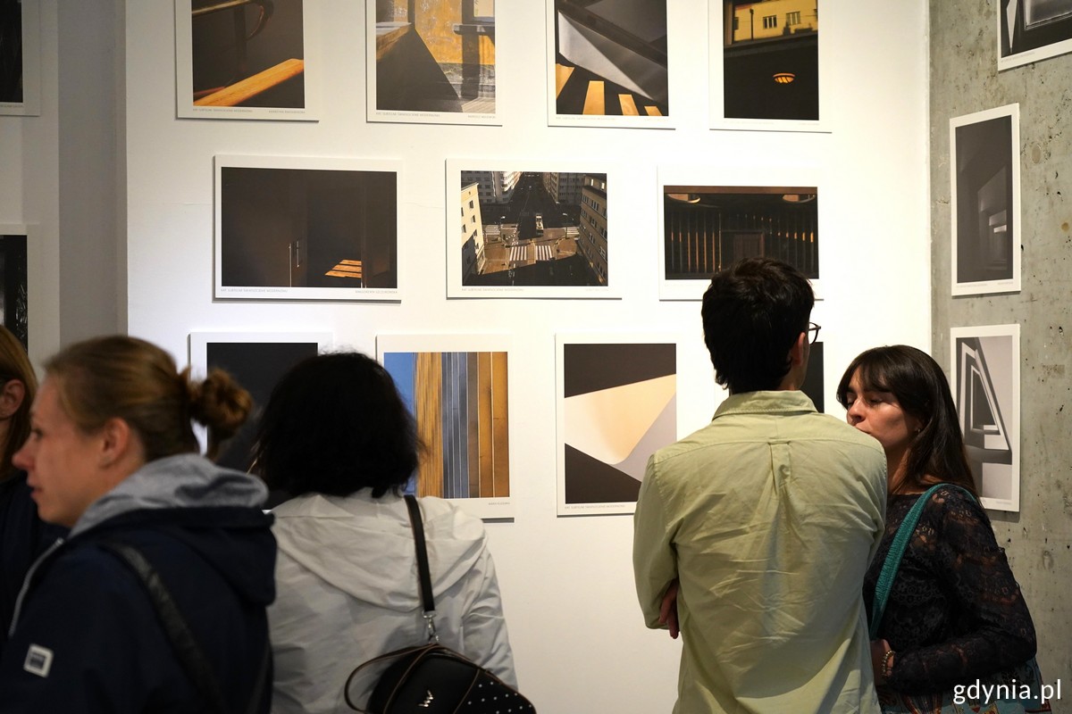 Ludzie na wernisaży wystawy pokonkursowej w galerii Gdyńskiego Centrum Filmowego