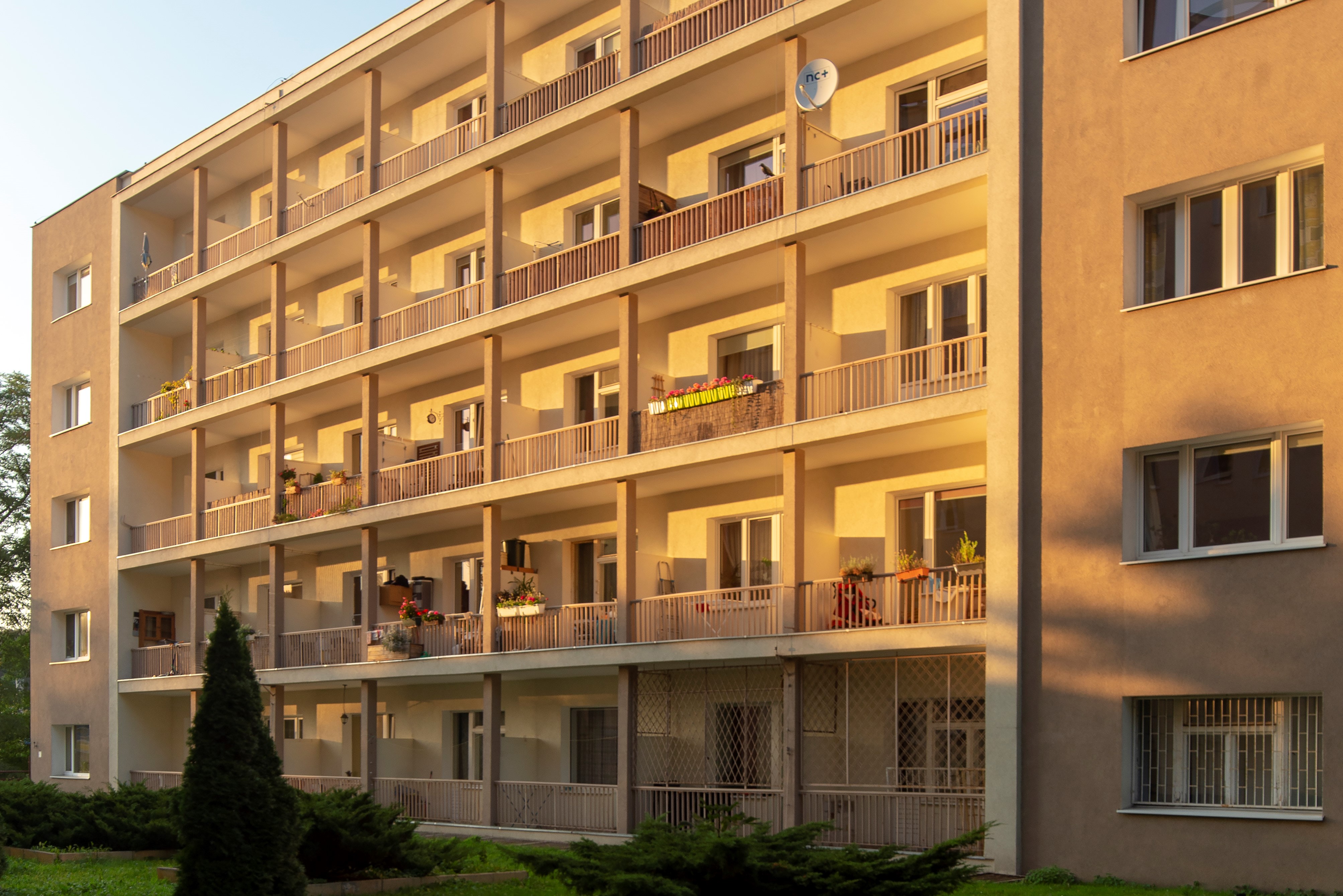 Budynek przy ul. Partyzant&oacute;w 39, loggie na elewacji południowej