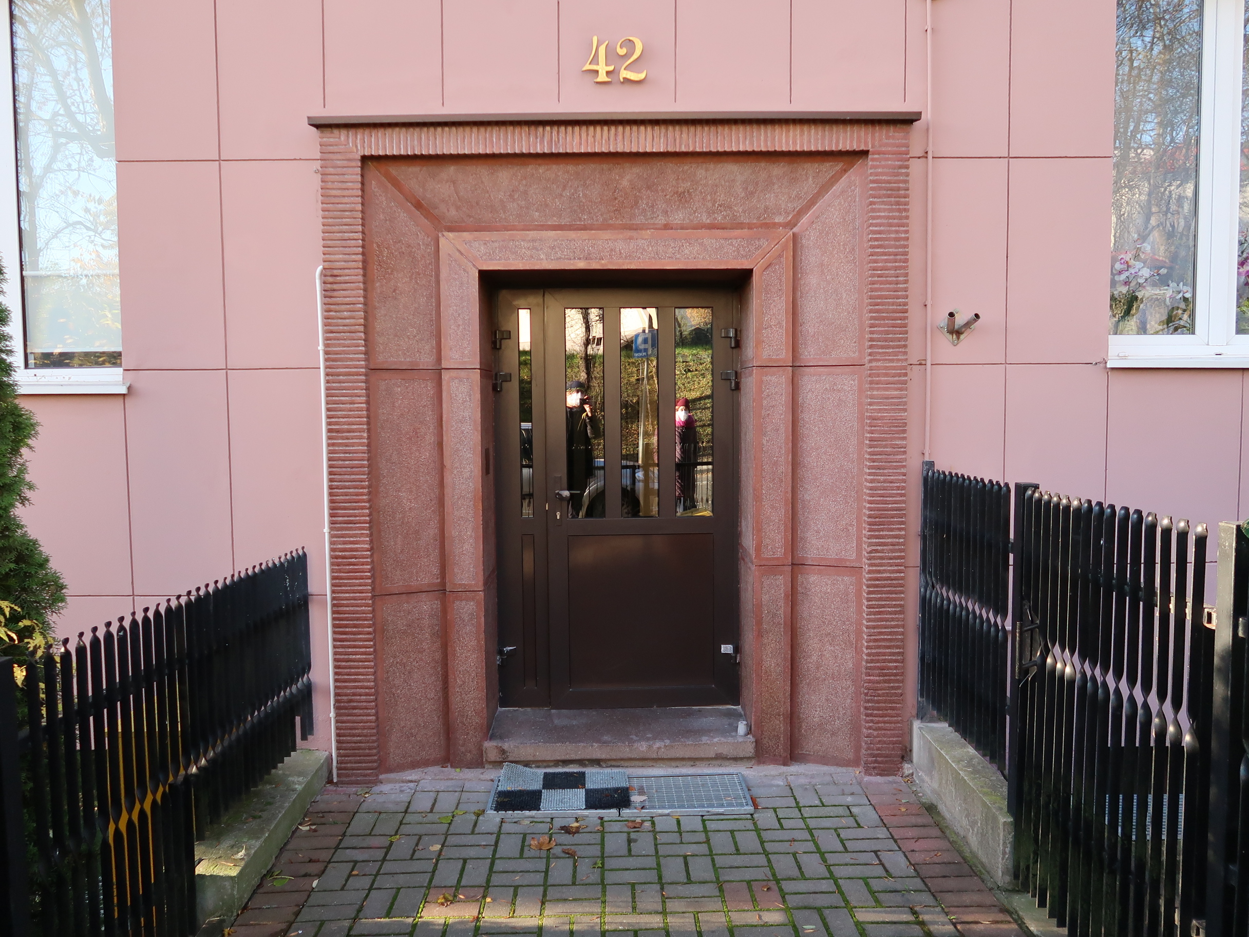 Portal budynku przy ul. Krasickiego 42 z lat 30. XX w., po odrestaurowaniu staraniem mieszkańc&oacute;w budynku.
