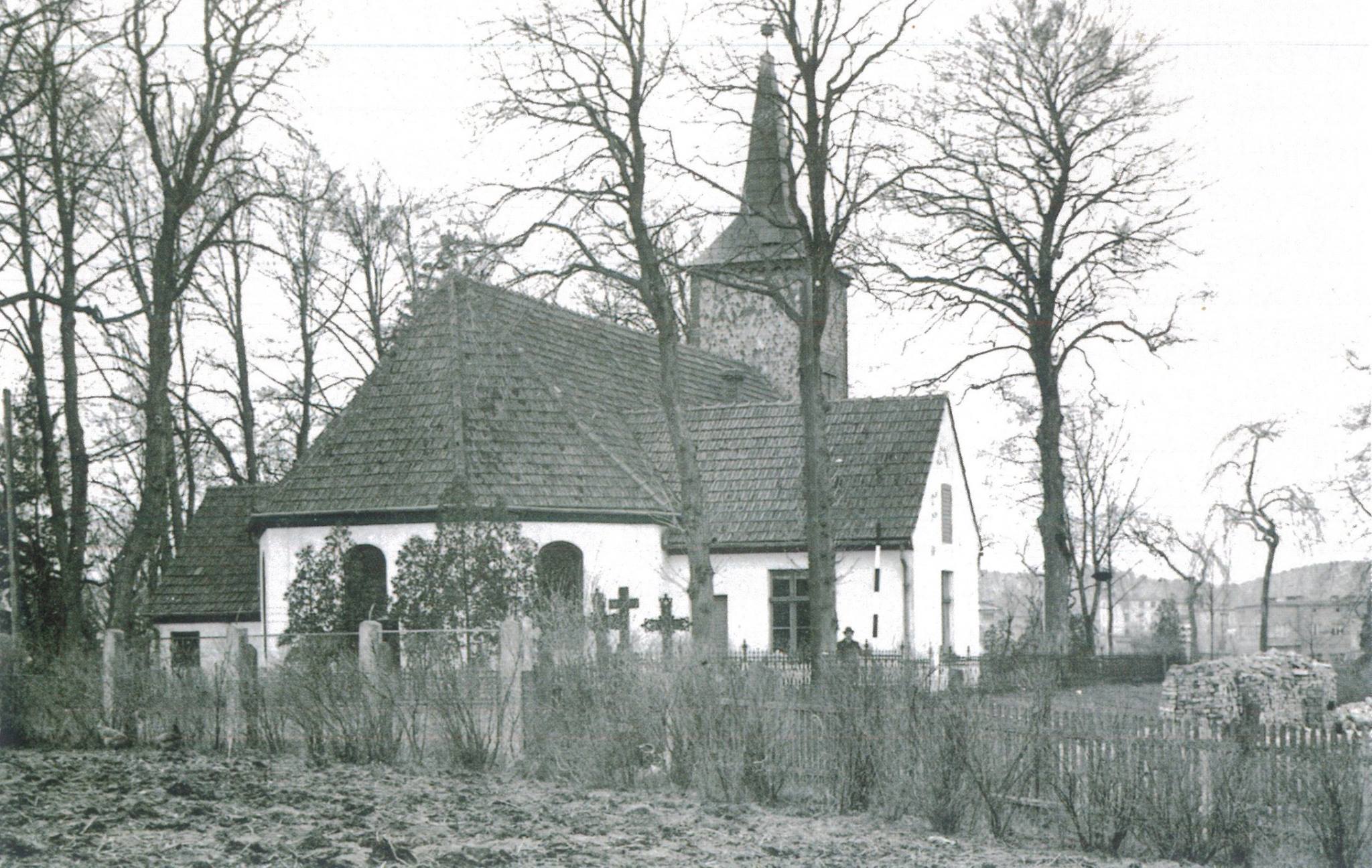 Kości&oacute;ł pw. Matki Boskiej Bolesnej w Małym Kacku w latach 40. XX w. (ze zbior&oacute;w Muzeum Miasta Gdyni, sygn. MMG/HM/II/15/1)