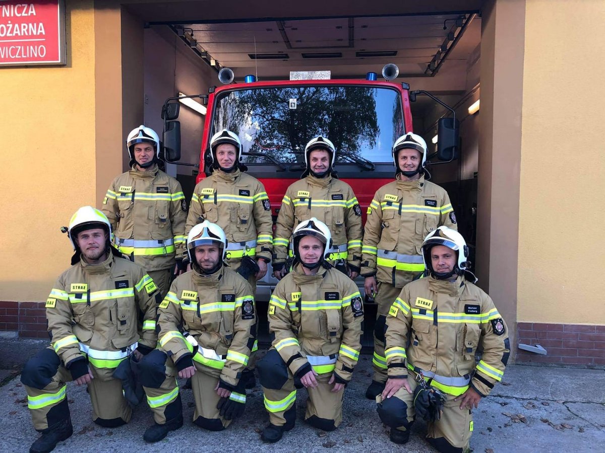 Ośmiu strażaków Ochotniczej Straży Pożarnej Wiczlino w nowym umundurowaniu