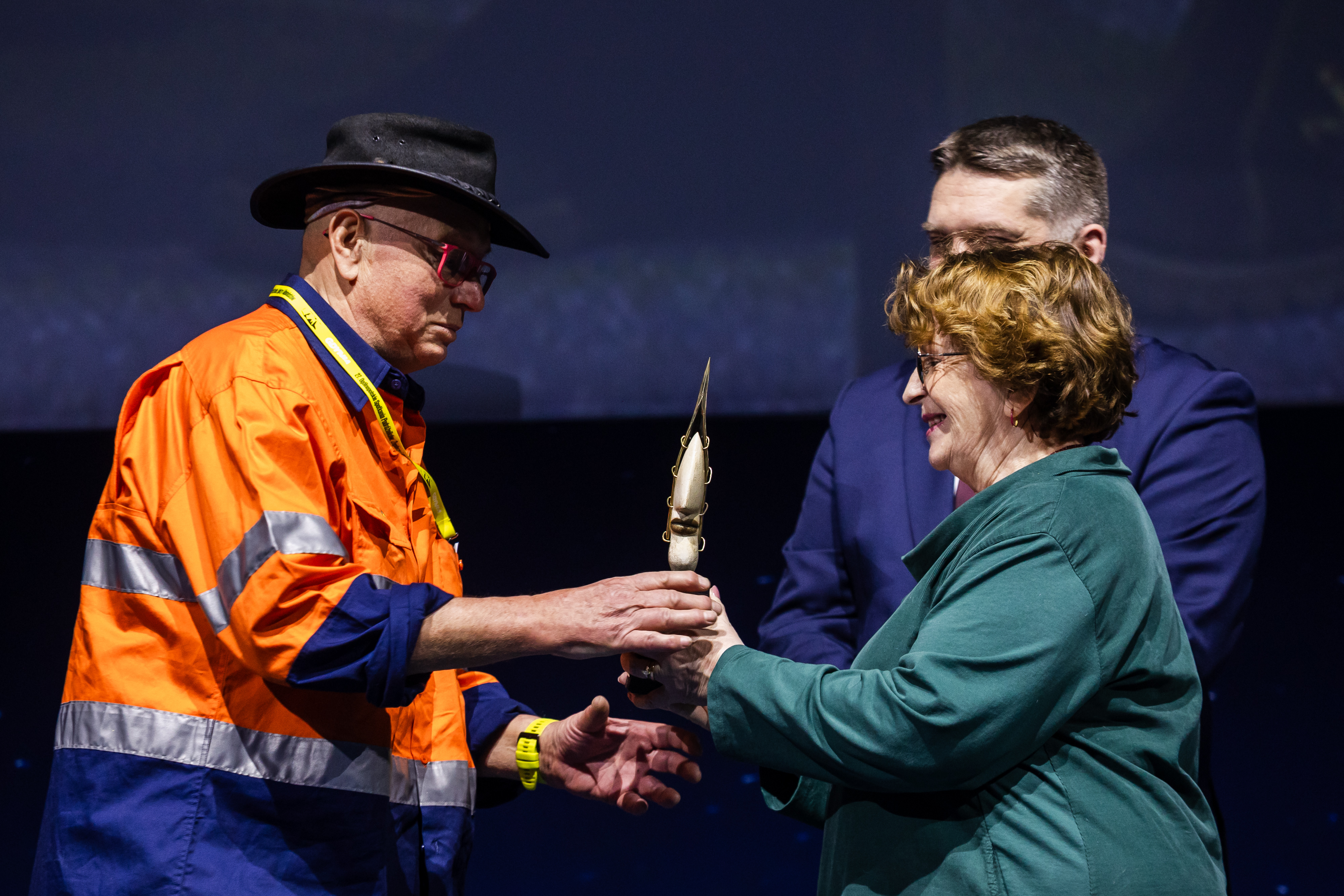 Laureat Nagrody Wiecznie Młodzi im. A. Doby Paweł Kutkowski w towarzystwie Gabrieli Doby oraz Tadeusza Szemiota, przewodniczącego Rady Miasta Gdyni