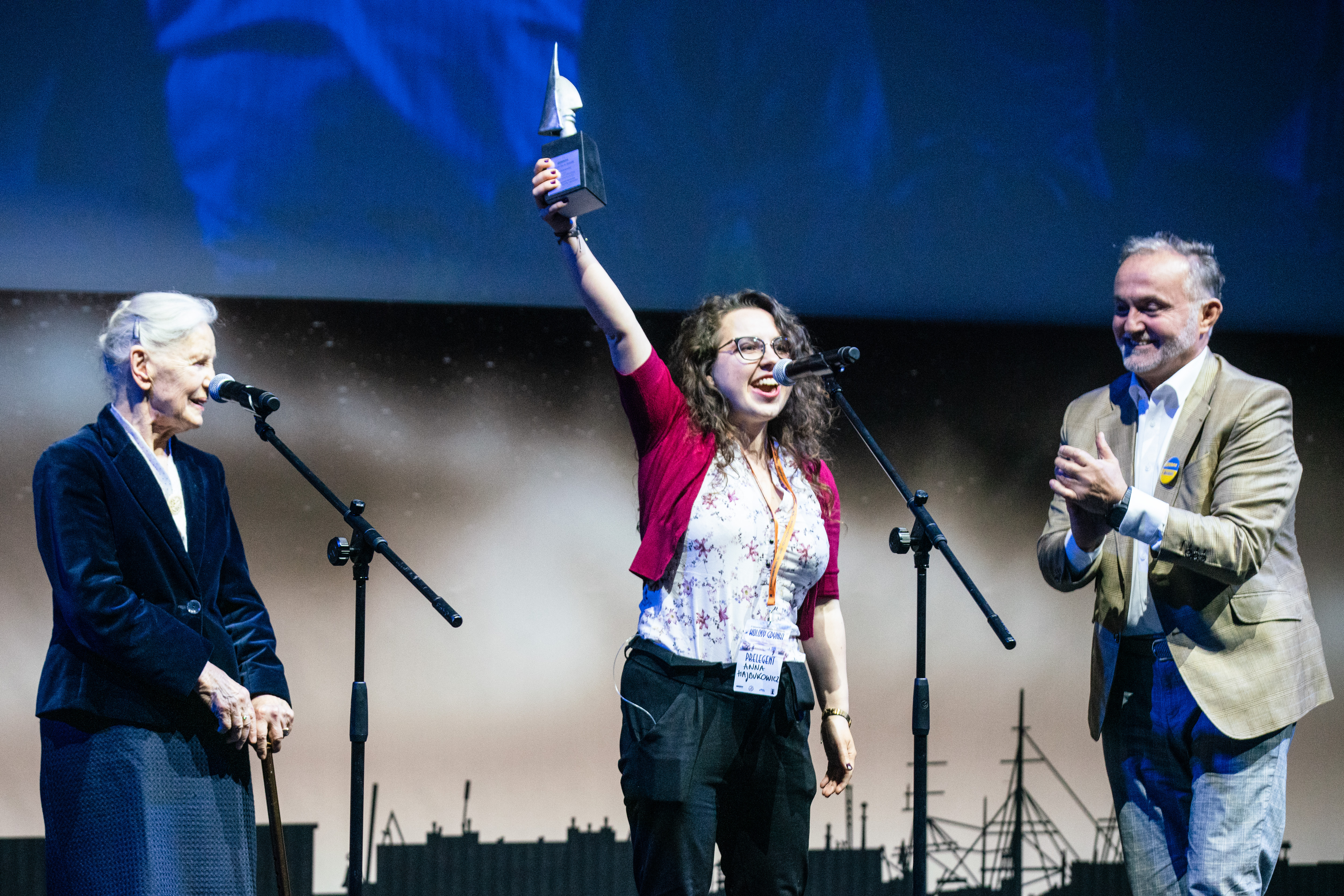 Anna Hajdukowicz odbiera Kolosa z rąk prezydenta Gdyni Wojciecha Szczurka i Anny Milewskiej // fot. Anna Rezulak