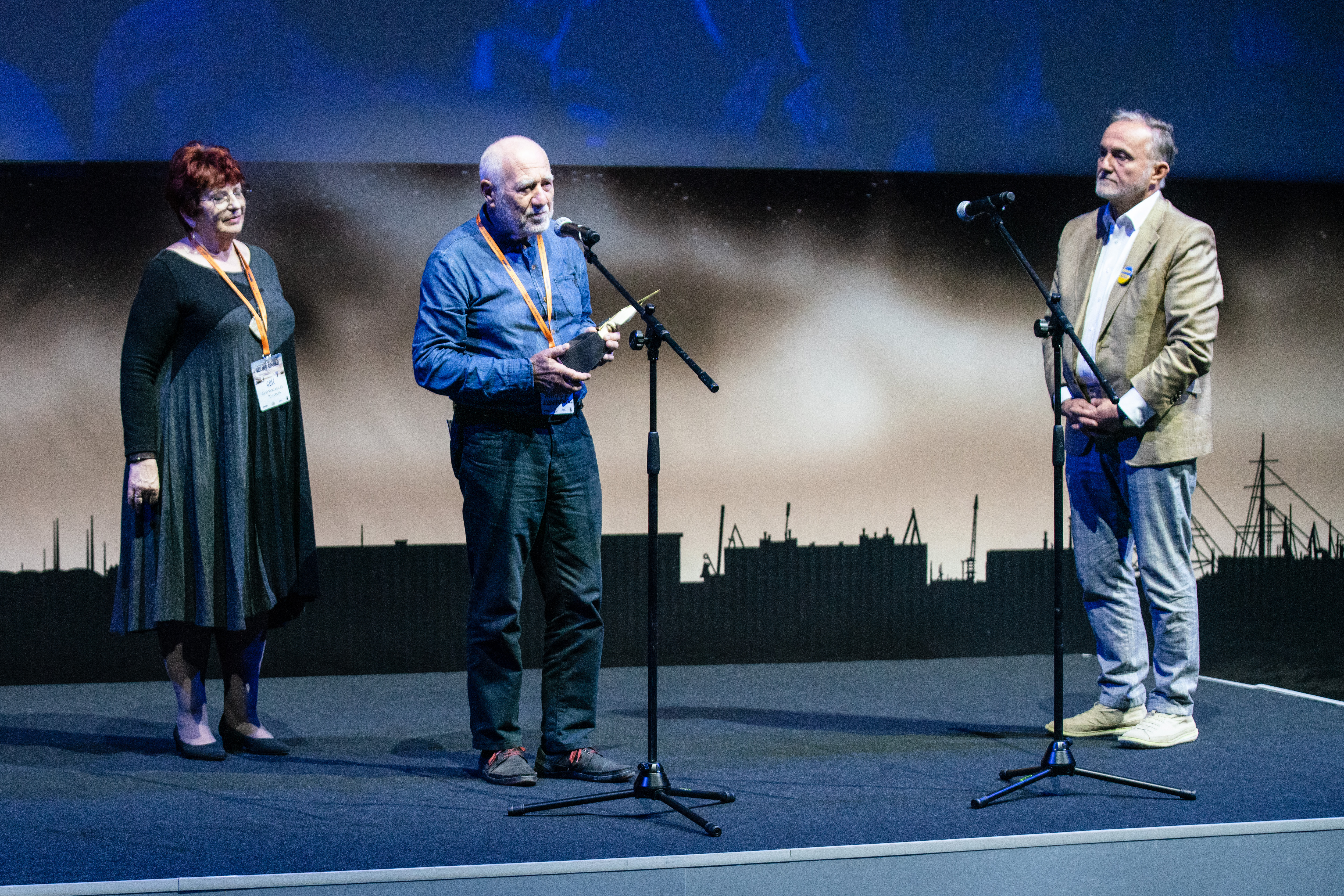 Laureat nagrody Wiecznie Młodzi im. A. Doby Maciej Krzeptowski (w środku) w towarzystwie Gabrieli Doby (pierwsza z lewej) oraz prezydenta Gdyni Wojciecha Szczurka (pierwszy z prawej) // fot. Anna Rezulak