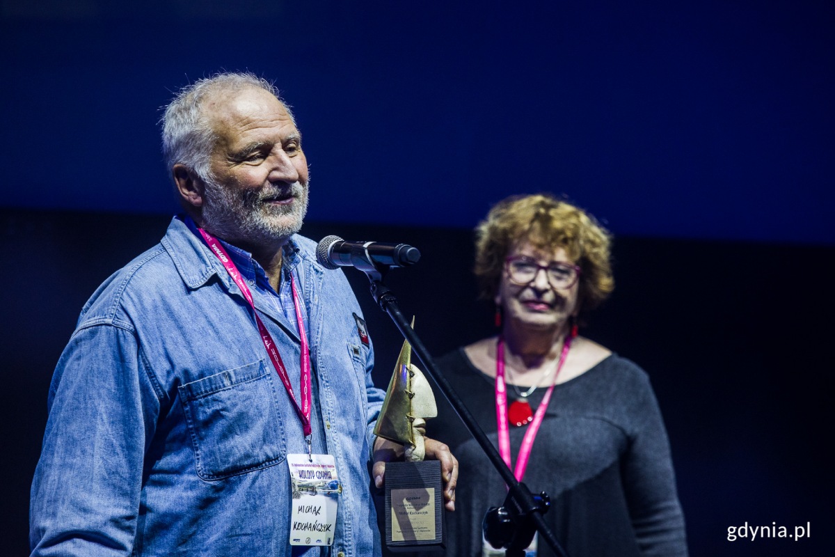 Laureat Nagrody Wiecznie Młodzi im. A. Doby Michał Kochańczyk w towarzystwie Gabrieli Doby (25. Ogólnopolskie Spotkania Podróżników, Żeglarzy i Alpinistów 2022)