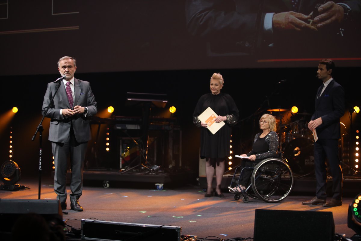 Prezydent Gdyni Wojciech Szczurek na scenie, odbierający Medal Przyjaciel Integracji podczas Wielkiej Gali Integracji w Warszawie. 