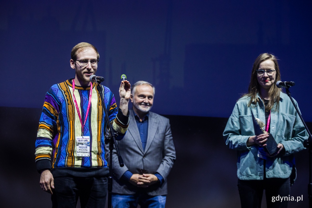 Laureaci Nagrody im. A. Zawady Karolina Gawonicz i Michał Łukaszewicz w towarzystwie Prezydenta Miasta Gdyni Wojciecha Szczurka (25. Ogólnopolskie Spotkania Podróżników, Żeglarzy i Alpinistów 2022)