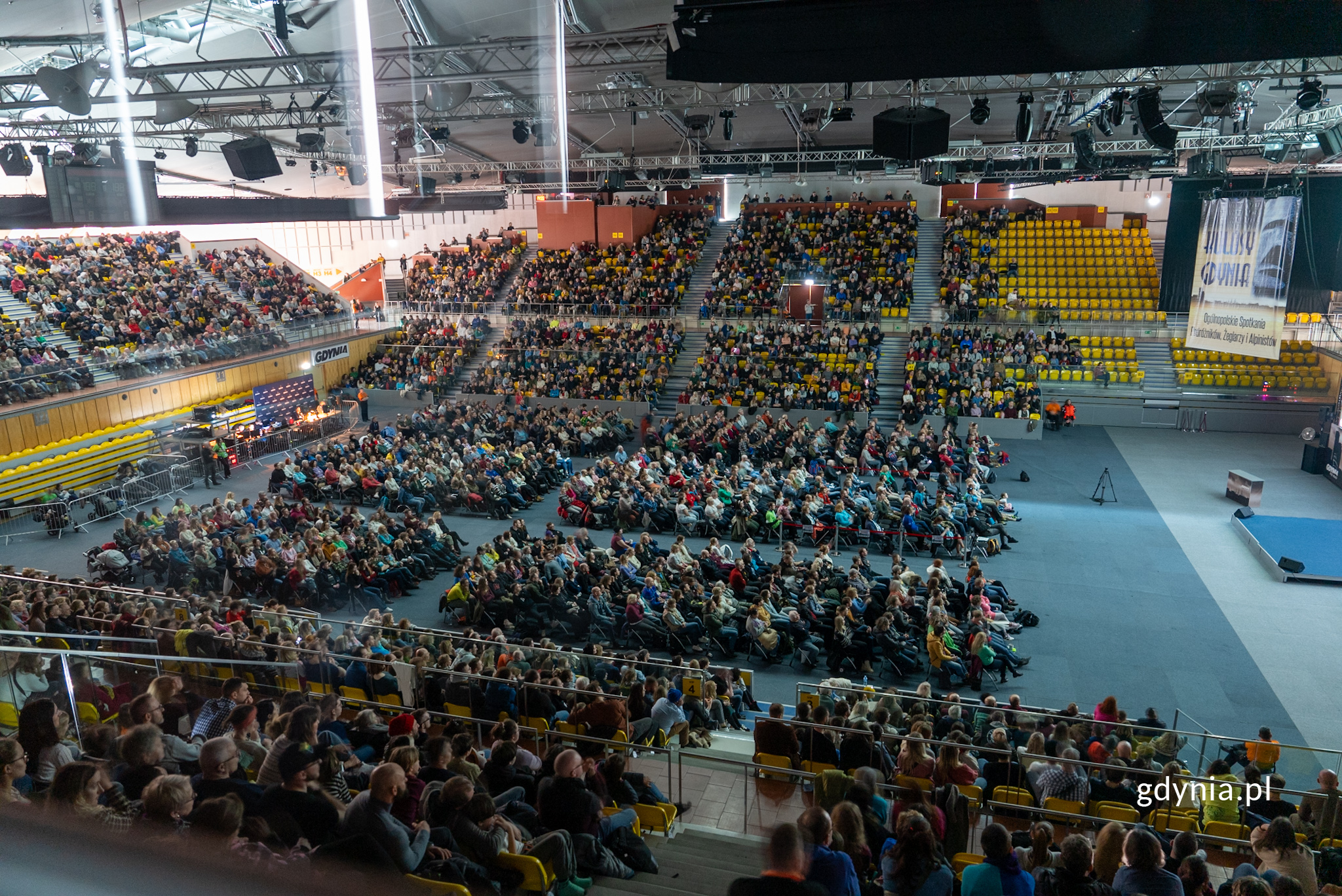 Sala widowiskowa pełna ludzi.