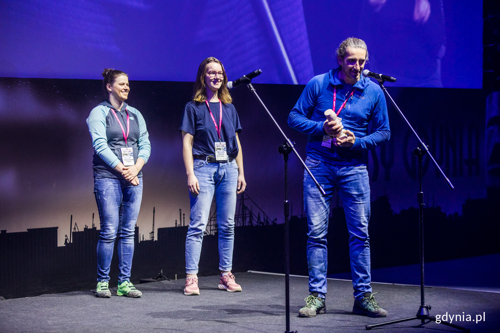 Od lewej: Magda Sitarz, Jagna Kicyła, Łukasz Stankowski, zdobywcy wyróżnienia w kategorii "Eksploracja jaskiń", podczas niedzielnej gali wręczenia nagród // fot. Karol Stańczak