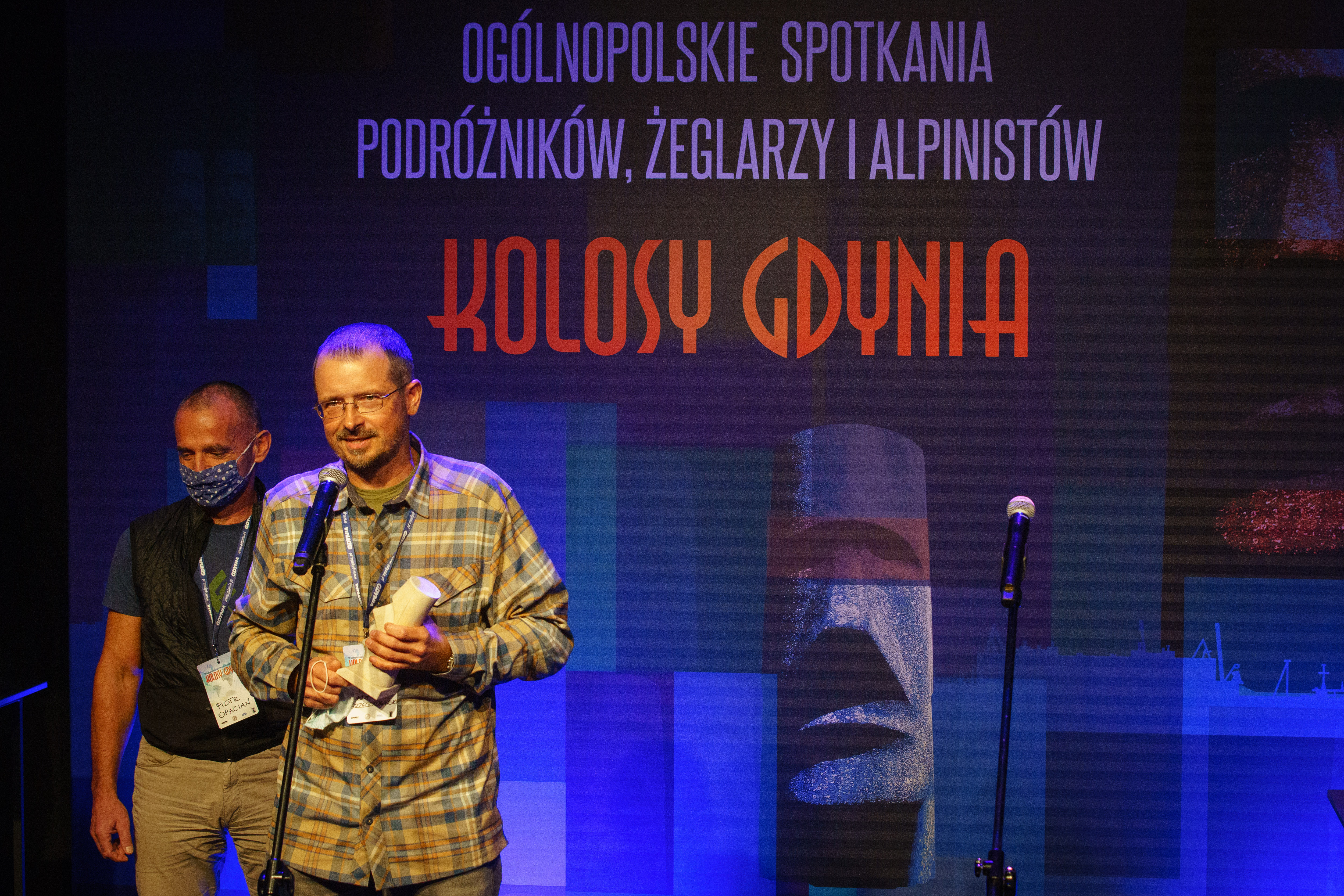 Adam Grzegorzewski i Piotr Opacian ze statuetką na scenie // fot. Anna Rezulak