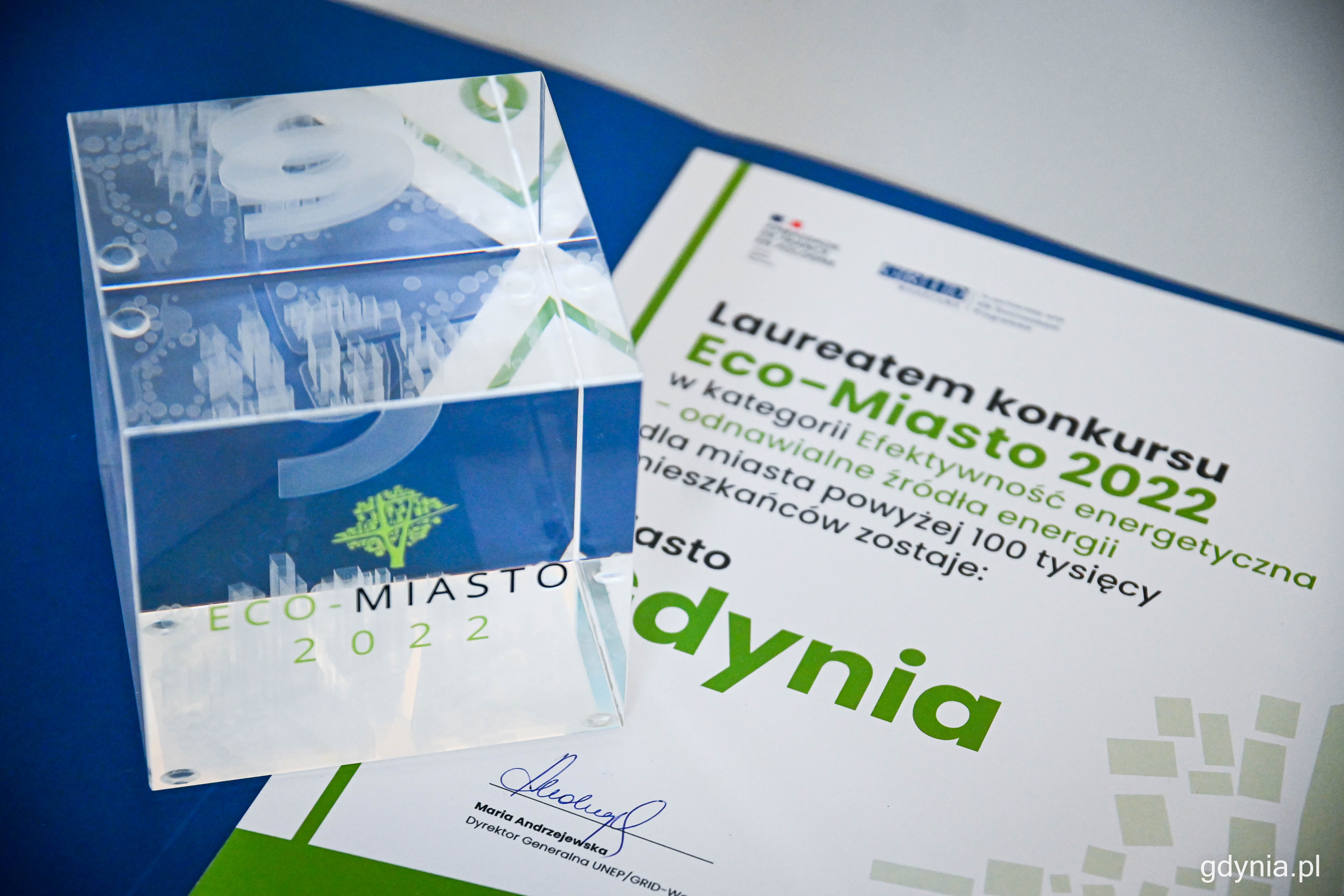 Statuetka i dyplom przyznane Gdyni w konkursie Eco-Miasto 2022 // fot. Kamil Złoch