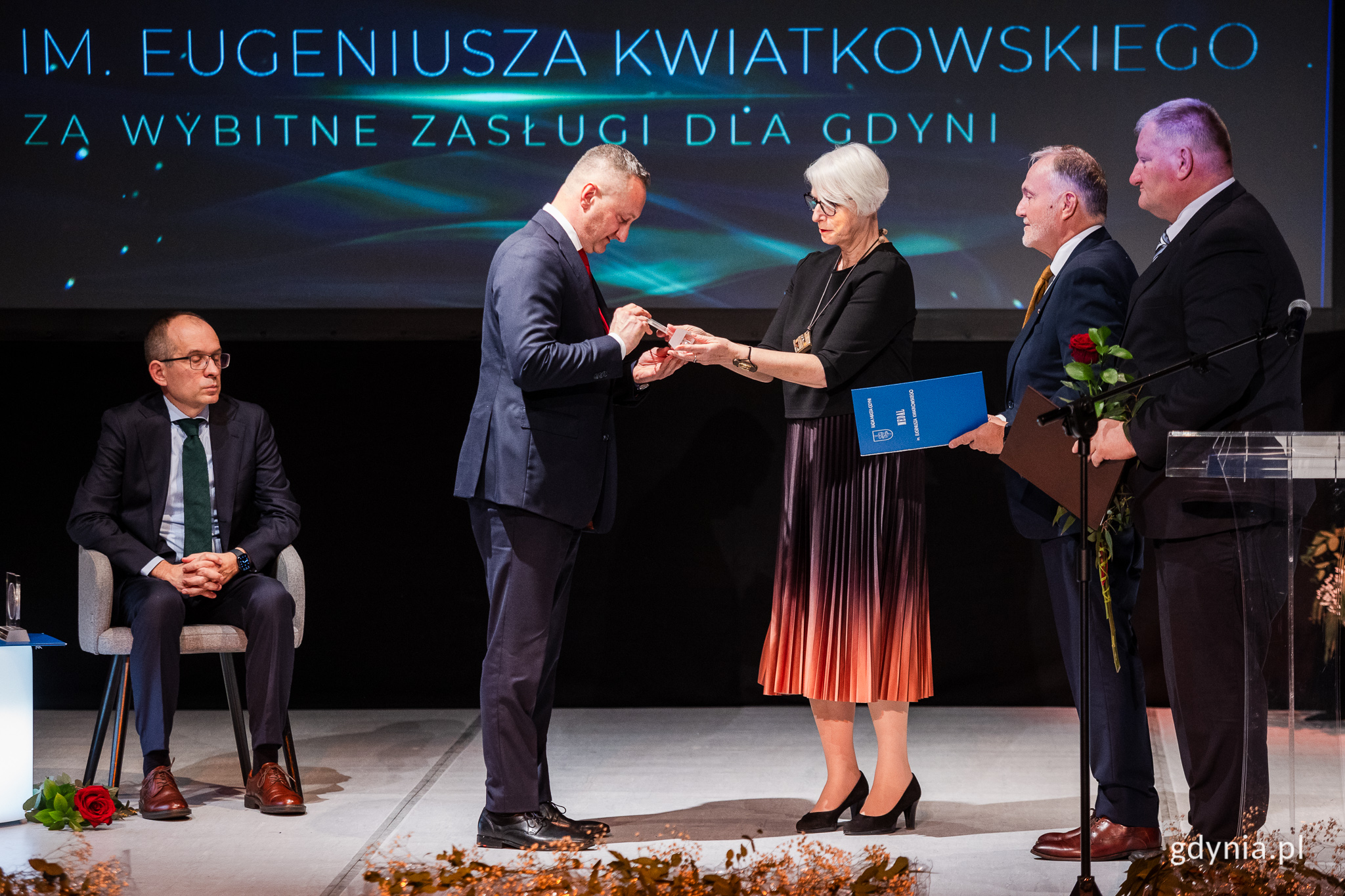 Michał Śmigielski, prezes Zarządu MAG odbiera nagrodę z rąk Joanny Zielińskiej, po prawej Prezydent Gdyni Wojciech Szczurek  i radny Jarosław Kłodziński / fot. Karol Stańczak