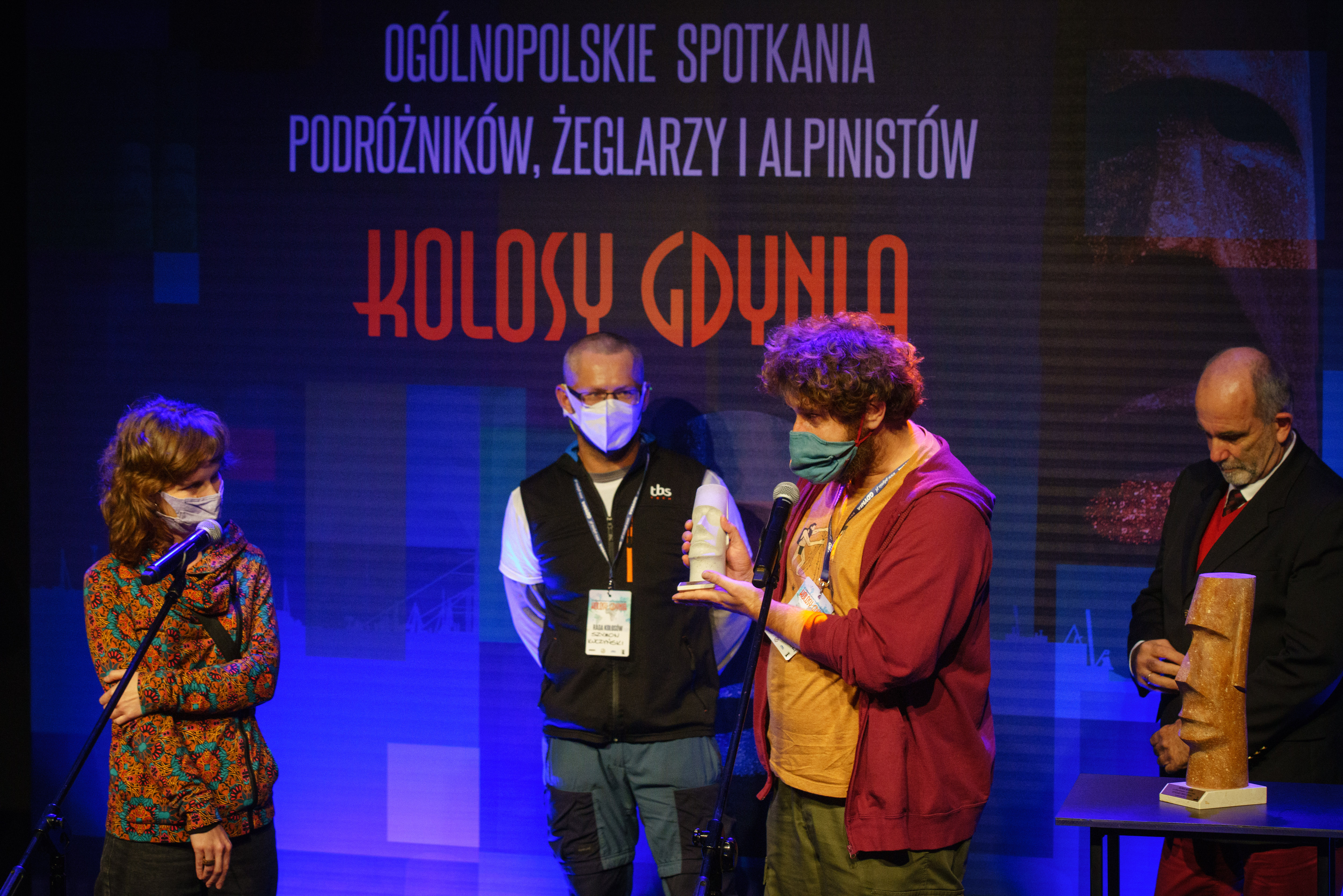 Filip Sułkowski przemawia na scenie ze statuetką w ręku // fot. Anna Rezulak