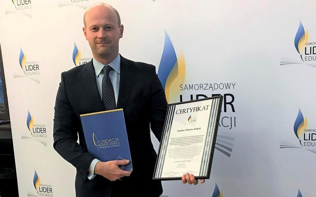 Wiceprezydent Bartosz Bartoszewicz z, przyznanym Gdyni, certyfikatem "Samorządowego Lidera Edukacji 2018".