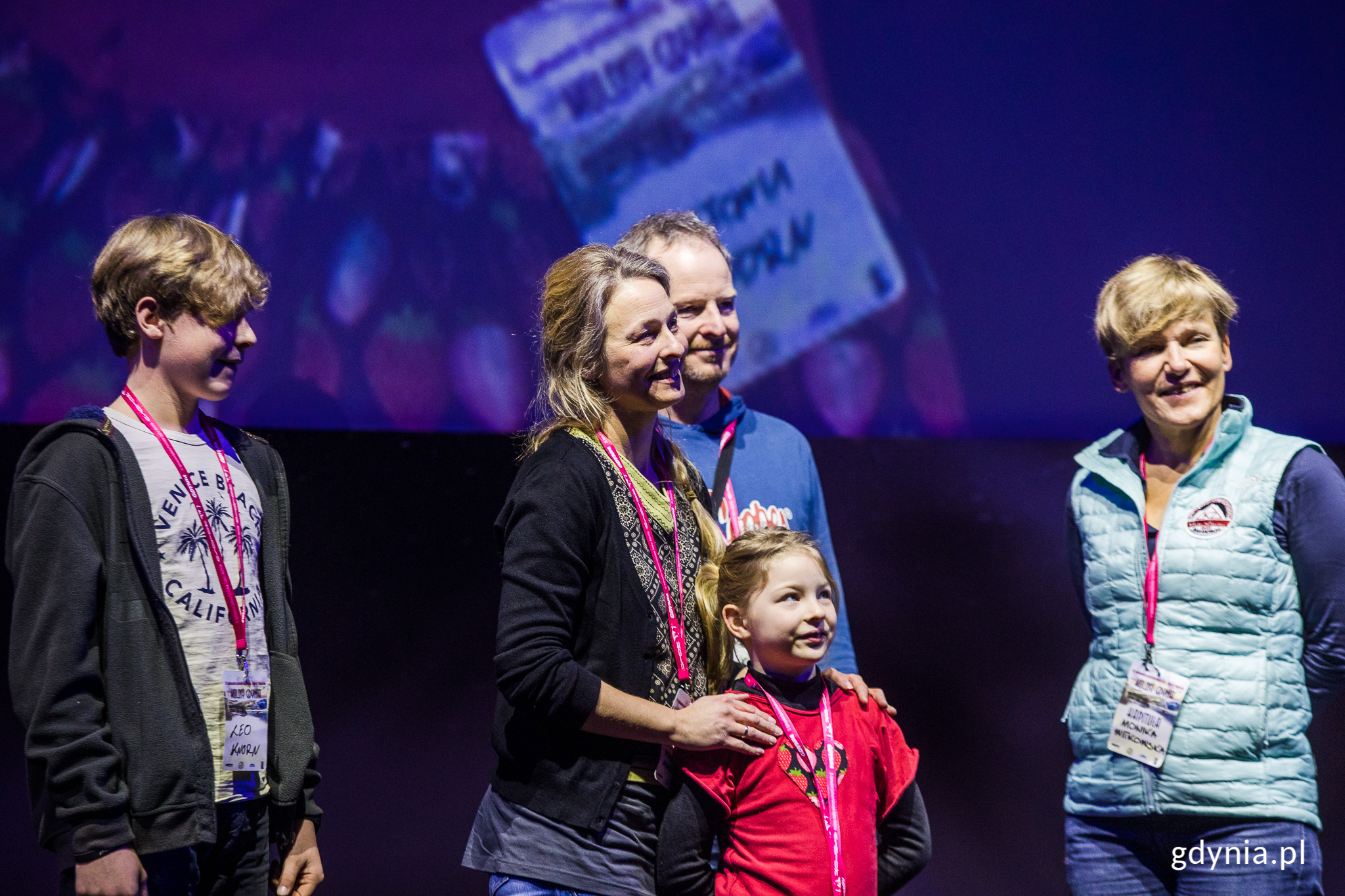 Magdalena, Jan, Leo i Antonina Main-Knorn, zdobywcy wyróżnienia w kategorii "Podróże", podczas niedzielnej gali wręczenia nagród. Na scenie wraz z Moniką Witkowską z kapituły Kolosów (po lewej) // fot. Karol Stańczak