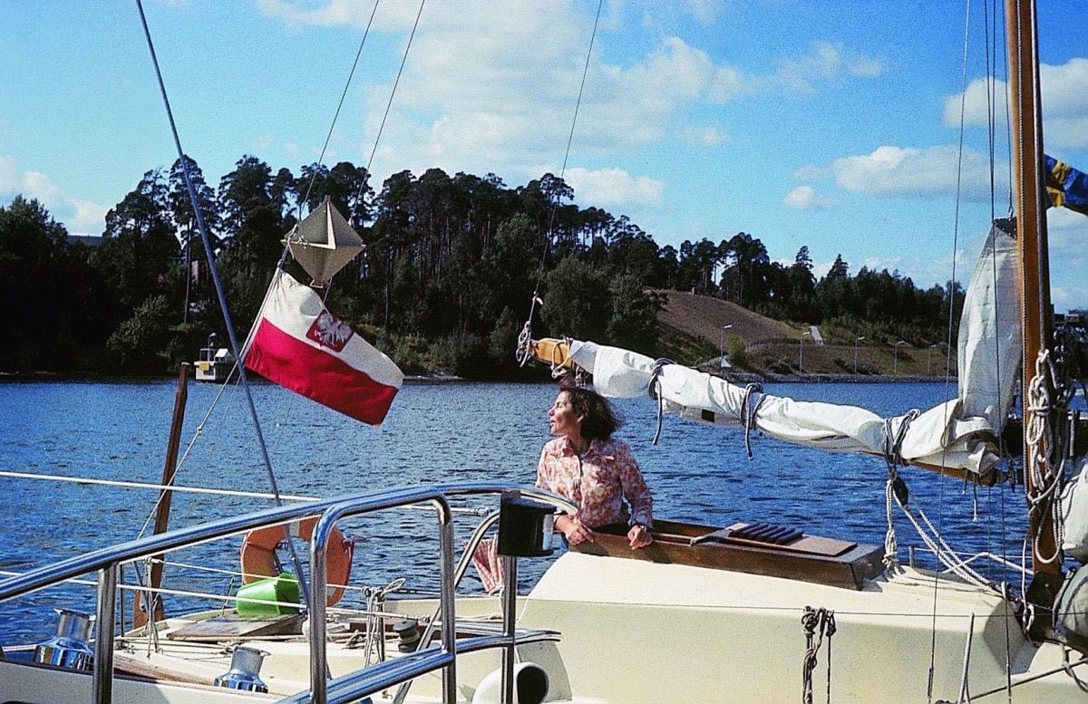 Kpt. Krystyna Chojnowska-Liskiewicz na jachcie // źr&oacute;dło: Kolosy.pl