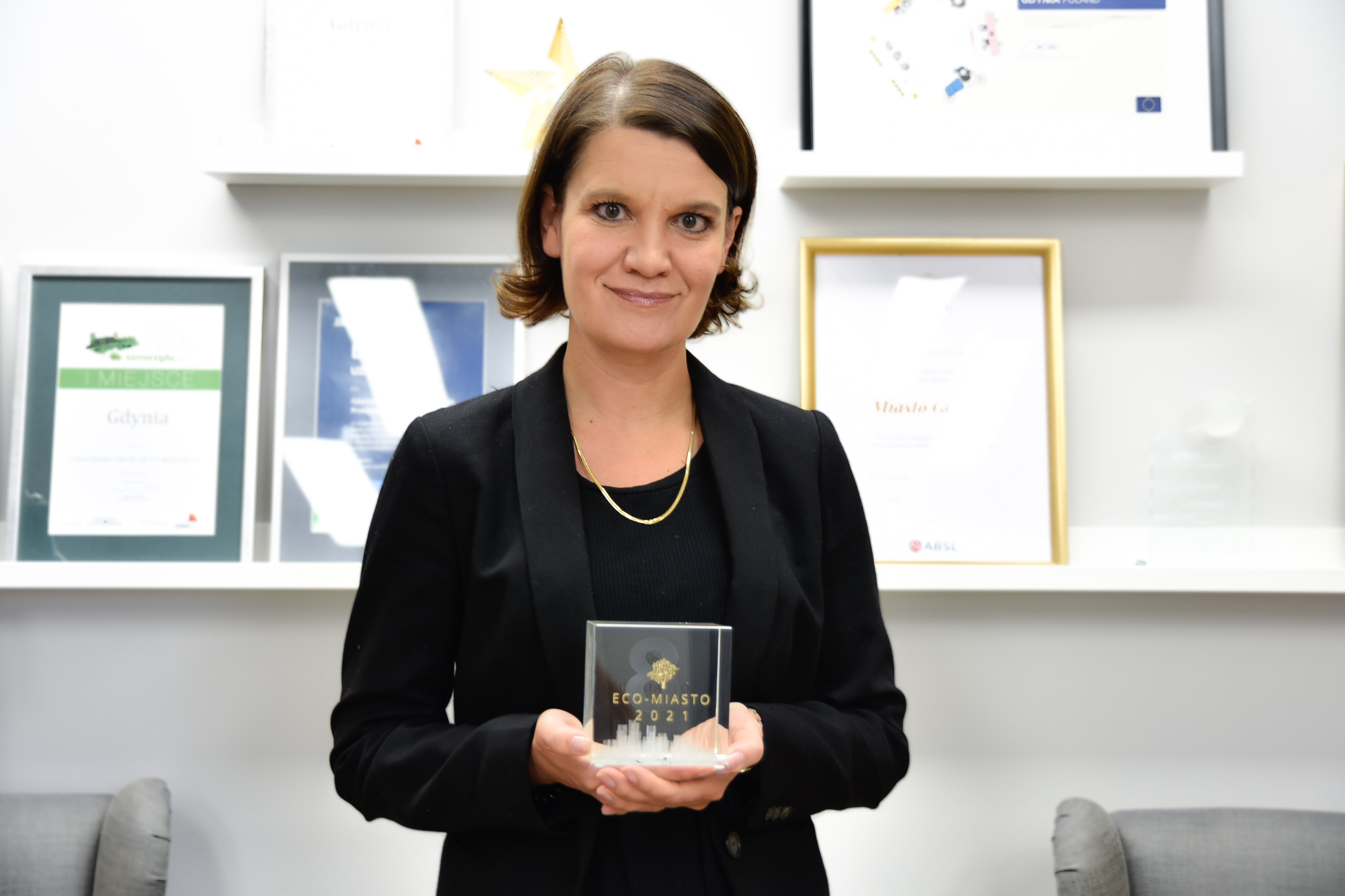 Katarzyna Gruszecka-Spychała, wiceprezydent Gdyni ds. gospodarki ze statuetką za najlepszą gospodarkę wodną wśr&oacute;d polskich miast powyżej 100 tys. mieszkańc&oacute;w, fot. Sławomir Okoń