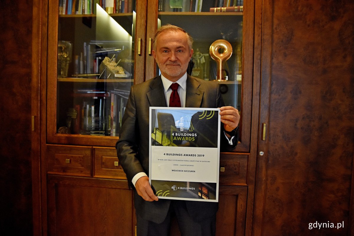 Wojciech Szczurek prezentujący nagrodę 4Buildings Award 2019.