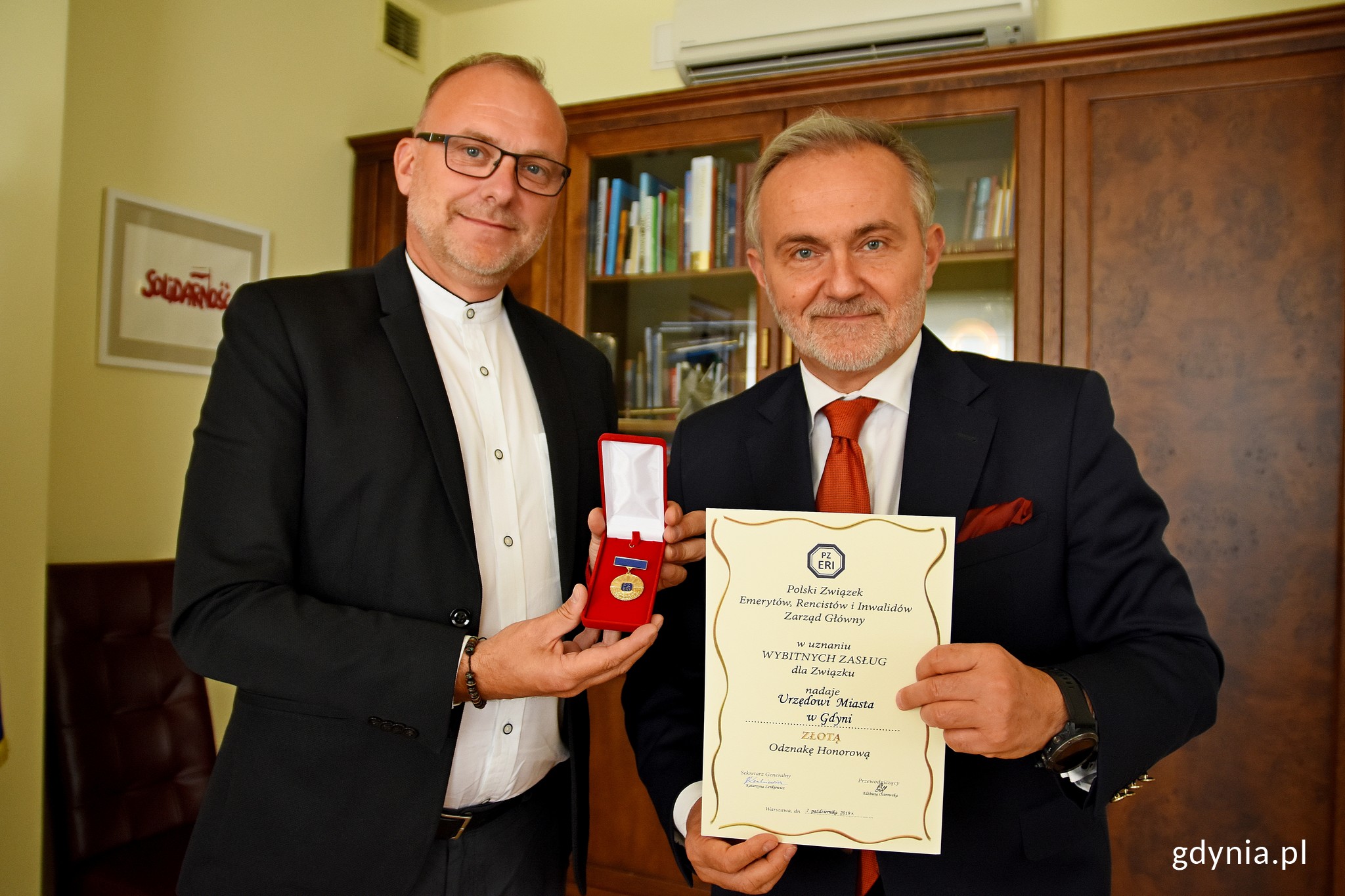Wiceprezydent Gdyni ds. innowacji Michał Guć oraz Prezydent Gdyni Wojciech Szczurek z nagrodą od Zarządu Gł&oacute;wnego Polskiego Związku Emeryt&oacute;w, Rencist&oacute;w i Inwalid&oacute;w // fot. Paweł Kukla, gdynia.pl