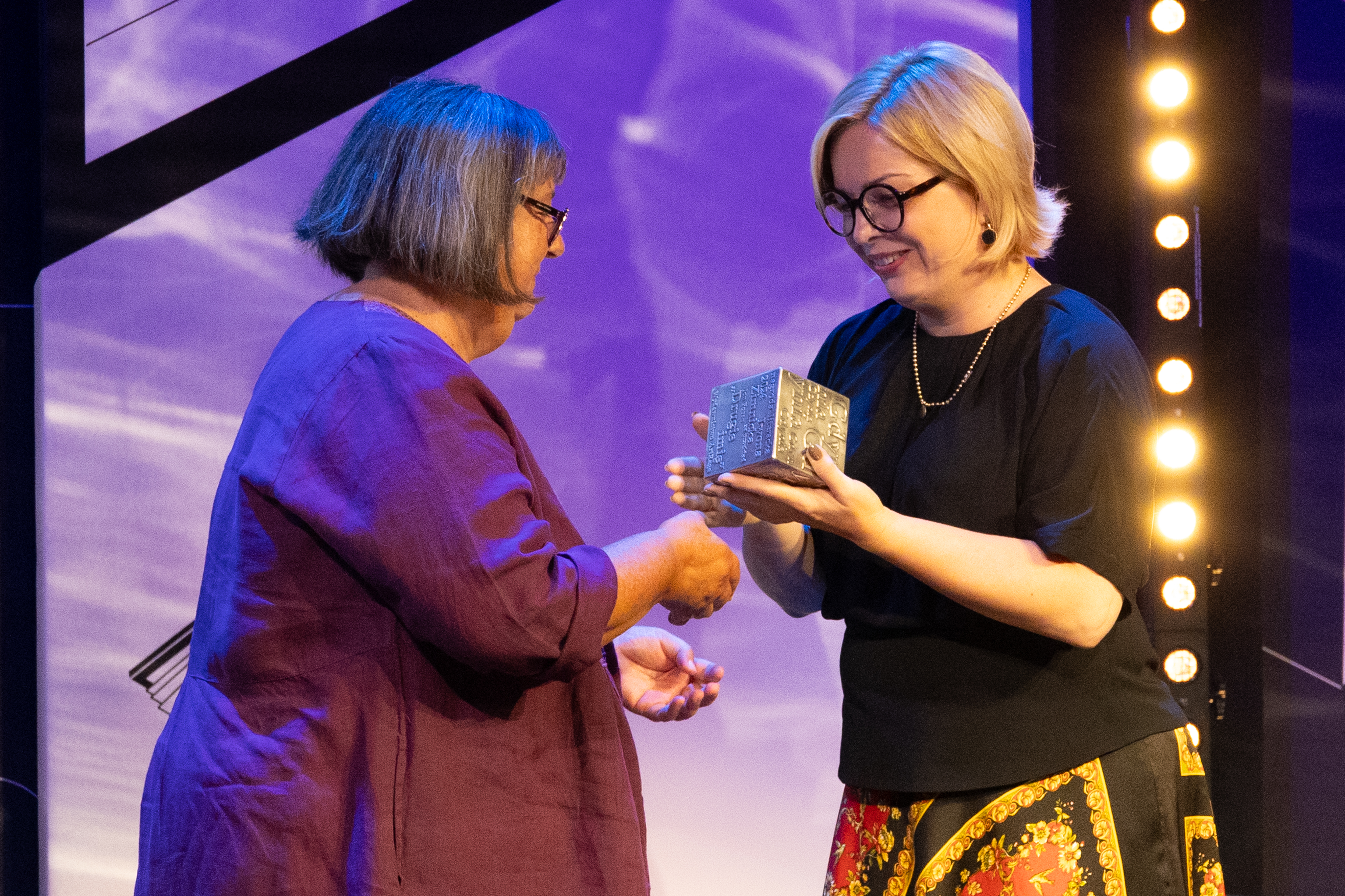 Iwona Zimnicka, laureatka NLG 2024, Oktawia Gorzeńska, wiceprezydentka Gdyni (fot. Anna Rezulak)