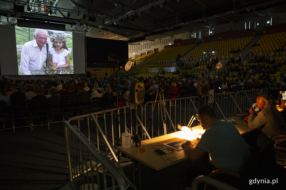 Laureat Nagrody Wiecznie Młodzi im. Aleksandra Doby Wojciech Dąbrowski opowiada o swoich podr&oacute;żach podczas Kolos&oacute;w 2021. Fot. Przemysław Kozłowski