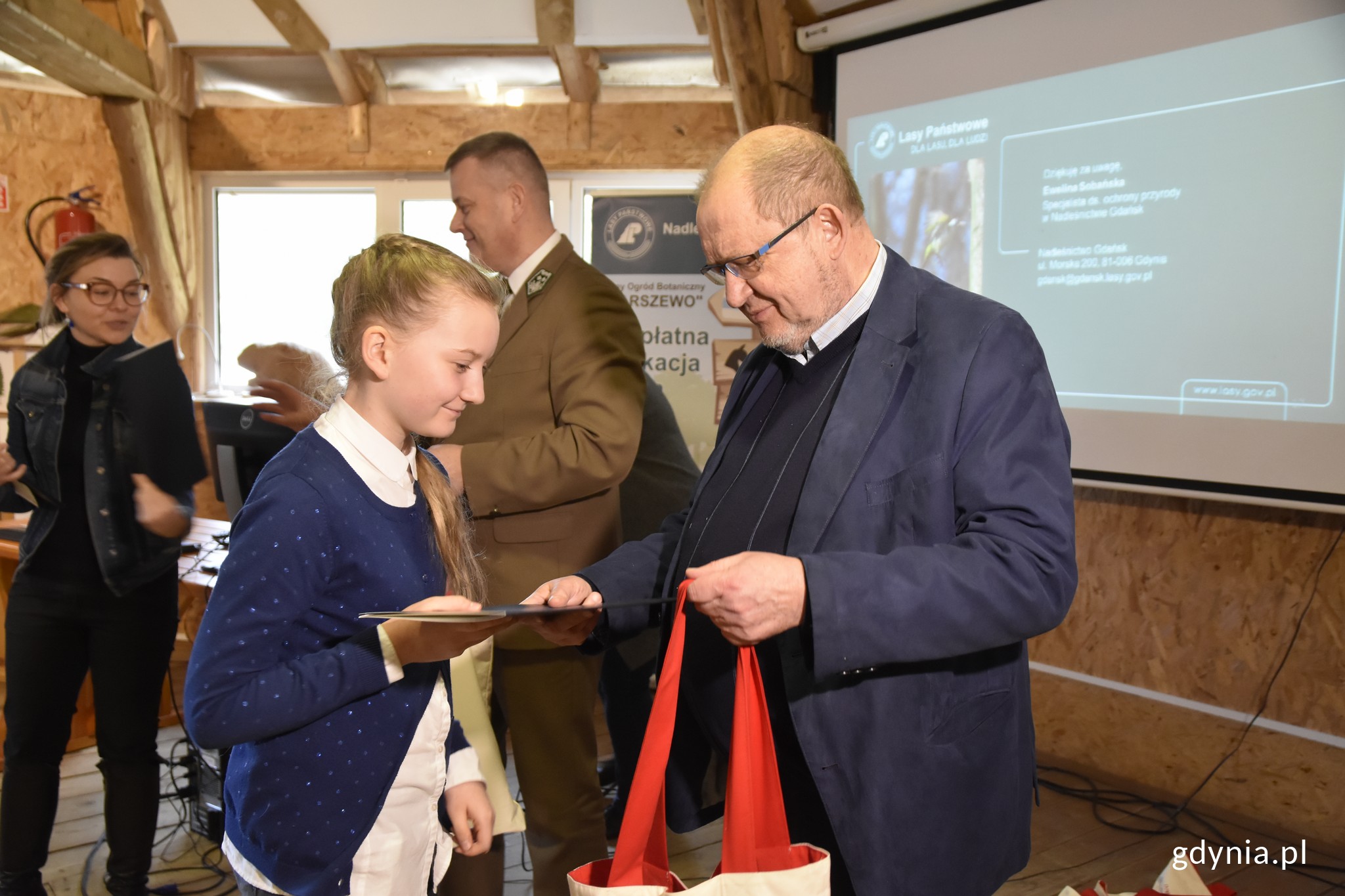 Wręczanie nagr&oacute;d w konkursie "Zapraszamy ptaki do Gdyni" // fot. Magdalena Czernek