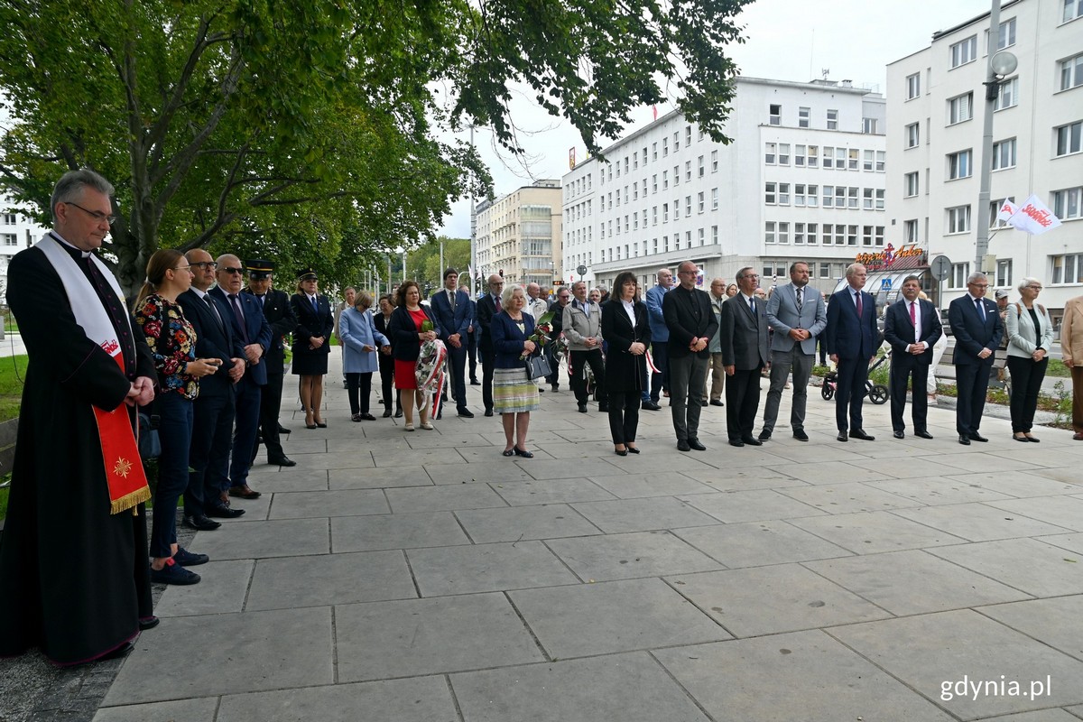 Uczestnicy uroczystości z okazji 43. rocznicy strajk&oacute;w sierpniowych i podpisania porozumień sierpniowych zgromadzeni przed pomnikiem Ofiar Grudnia 1970 roku na placu Wolnej Polski // fot. Magdalena Czernek