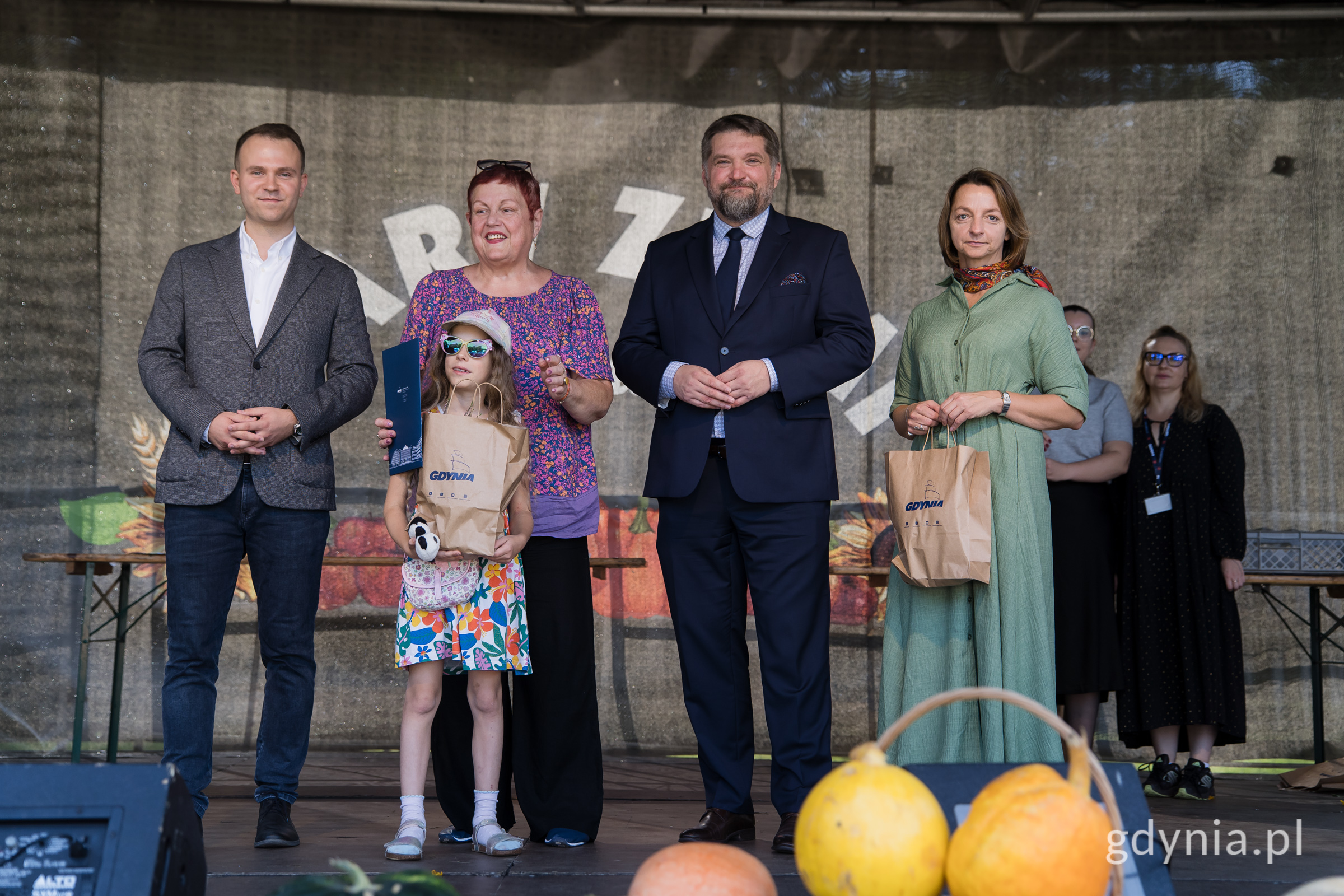 Ludzie na scenie z kwiatami