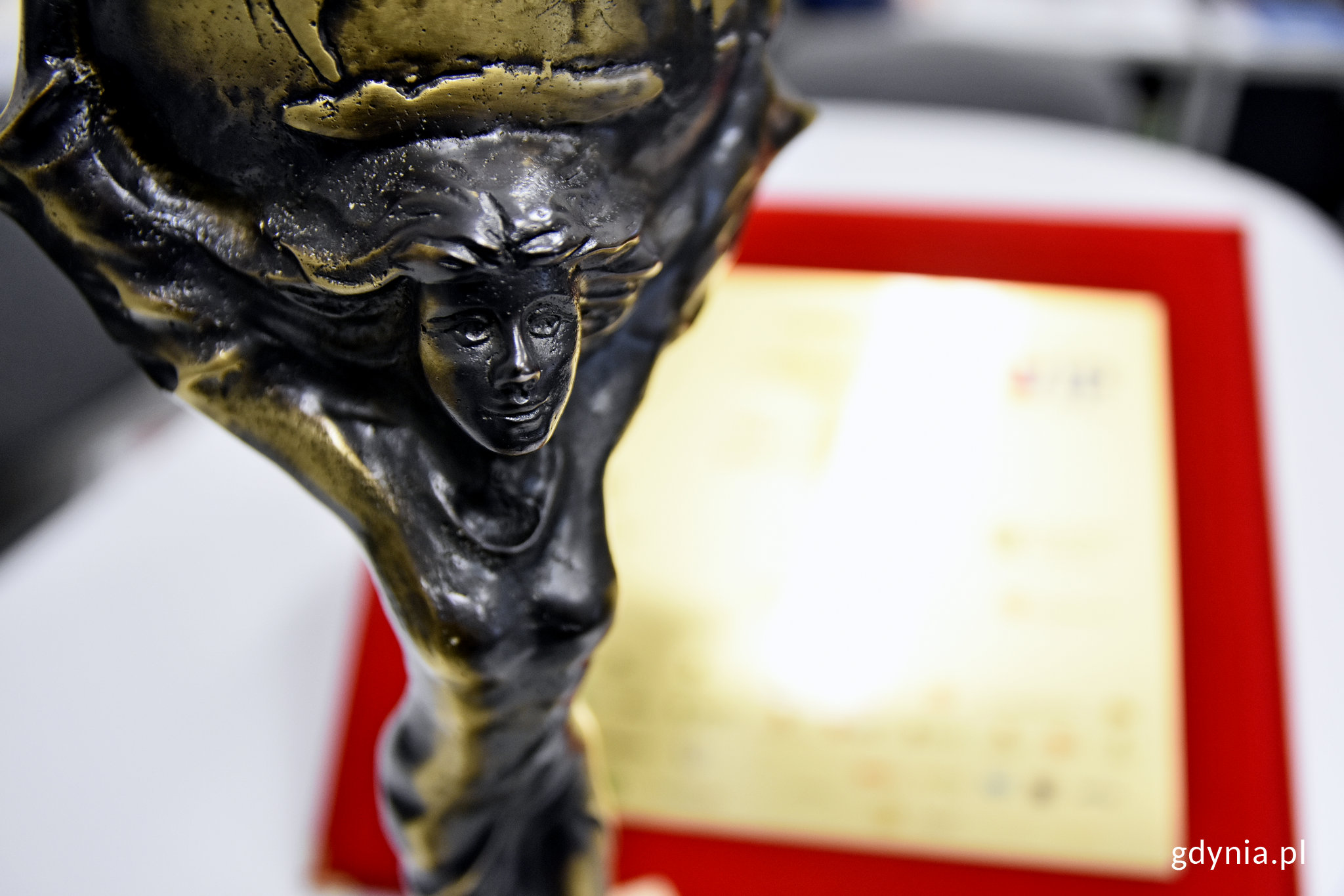 Statuetka Superwiktoria przyznana prezydentowi Gdyni Wojciechowi Szczurkowi // fot. Kamil Złoch