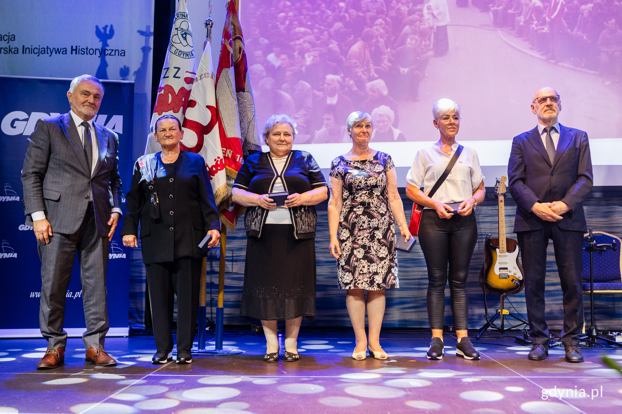 Prezydent Gdyni Wojciech Szczurek (pierwszy z lewej) oraz Andrzej Kołodziej - prezes Fundacji Pomorska Inicjatywa Historyczna (pierwszy z prawej) z paniami wyr&oacute;żnionymi odznaczeniami &bdquo;Bohaterom Sierpnia '80 Gdynia&rdquo; // fot. Karol Stańczak 