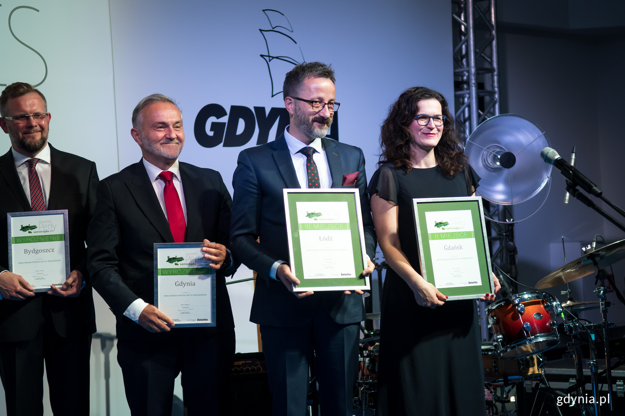 Gdynię wyr&oacute;żniono m.in. za 4. miejsce w og&oacute;lnopolskim rankingu samorząd&oacute;w - wyr&oacute;żnienie odebrał prezydent Wojciech Szczurek, fot. Dawid Linkowski