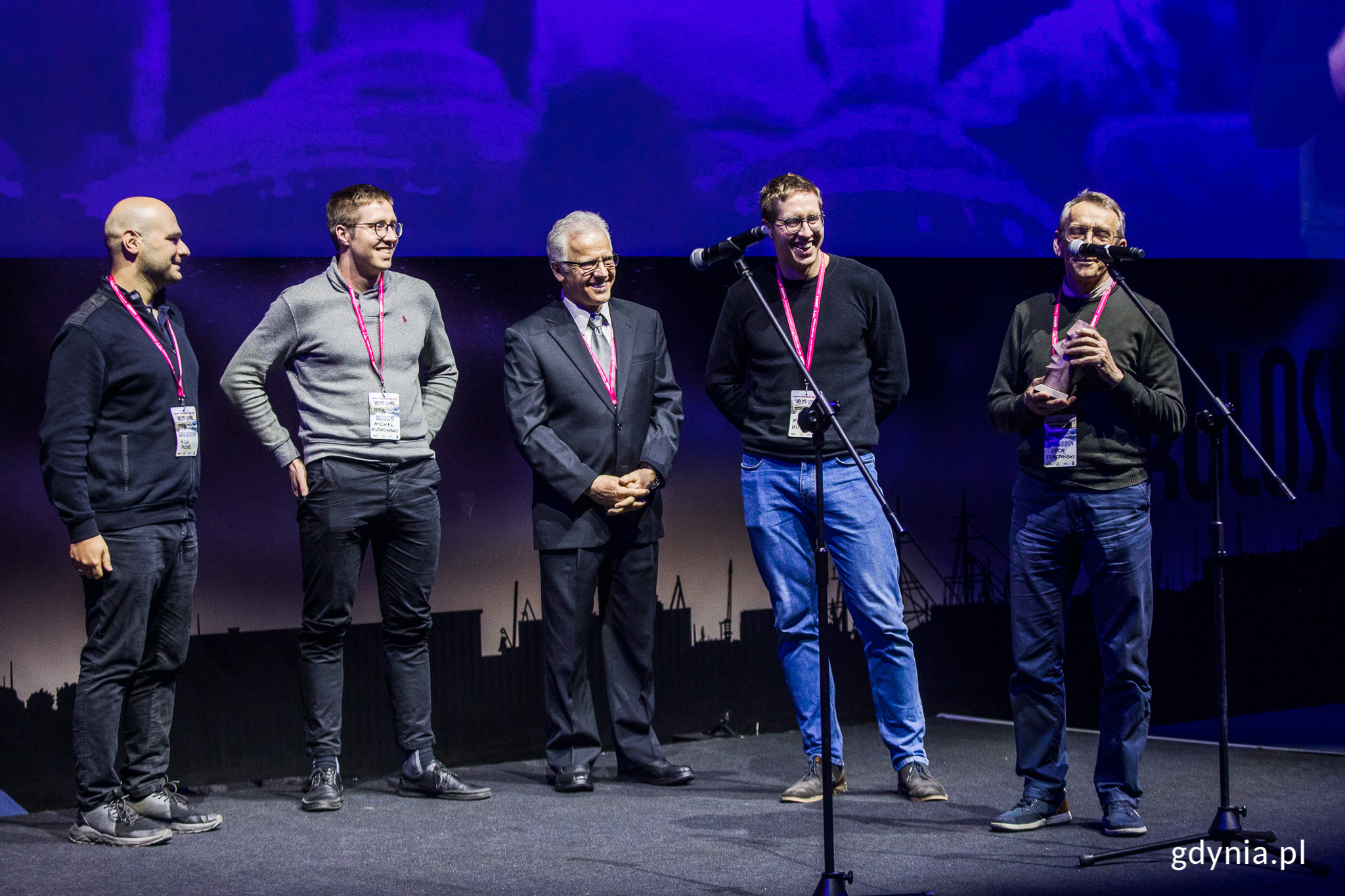 Michał i Marcin Kutkowscy, zdobywcy wyr&oacute;żnienia w kategorii "Wyczyn Roku", podczas niedzielnej gali wręczenia nagr&oacute;d. Na scenie wraz z członkami kapituły i rady Kolos&oacute;w // fot. Karol Stańczak