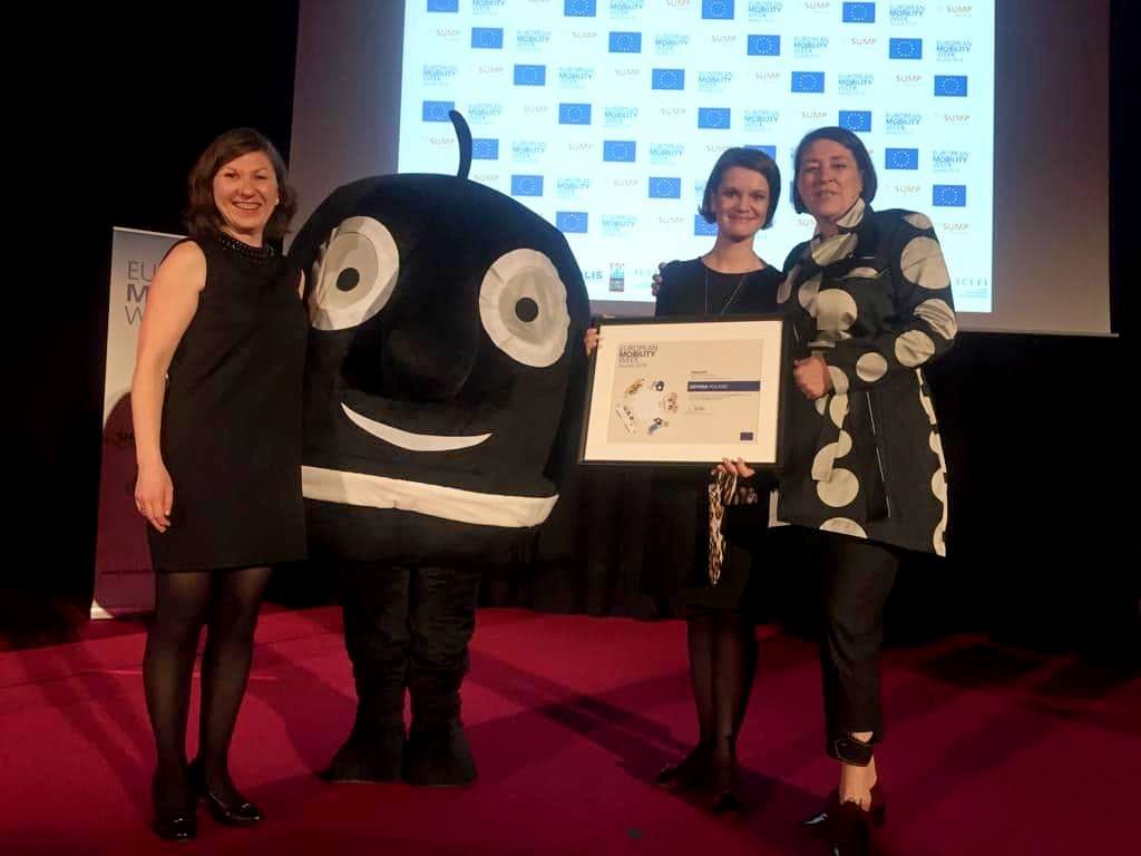 Wiceprezydent Gdyni, Katarzyna Gruszecka-Spychała z dyplomem dla Gdyni. Obok Violeta Bulc, unijny komisarz ds. transportu, po lewej Alicja Pawłowska z gdyńskiego Zarządu Dr&oacute;g i Zieleni // fot. mat. prasowe