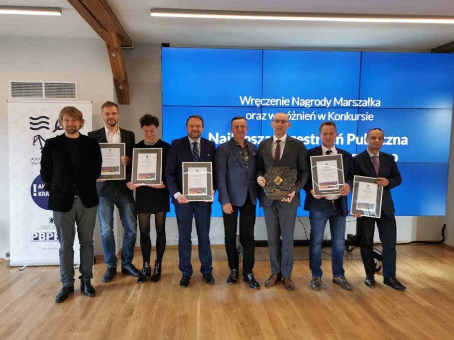 Wyr&oacute;żnienie dla gdyńskiego woonerfu odebrał wiceprezydent Gdyni ds. rozwoju, Marek Łucyk (czwarty od lewej), fot. Marcin Szumny