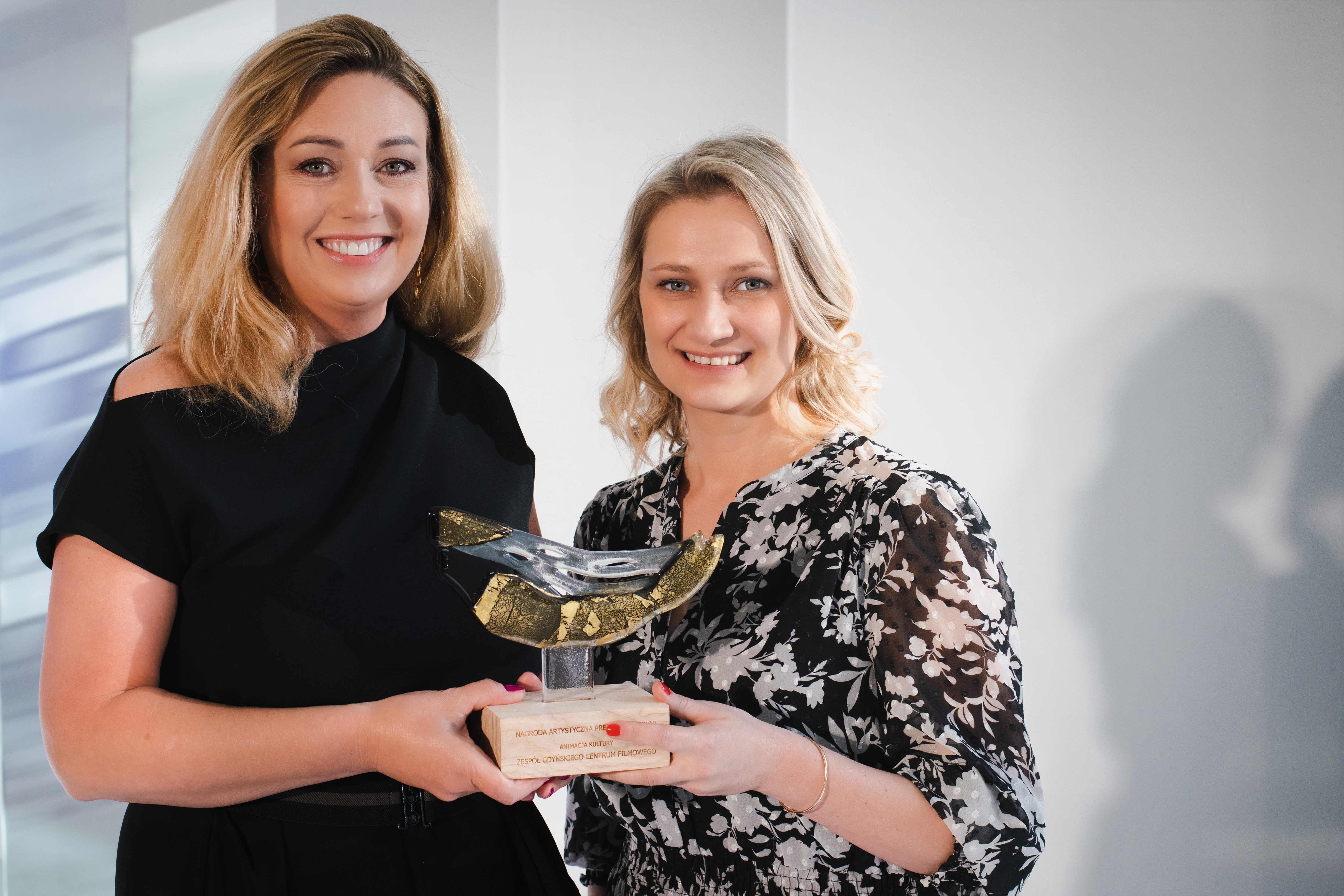 Kinga Plichta (z lewej) i Agata Kozierańska-Burda (z prawej) z Galionem Gdyńskim w kategorii &bdquo;Animacja kultury&rdquo;, fot. Anna Rezulak