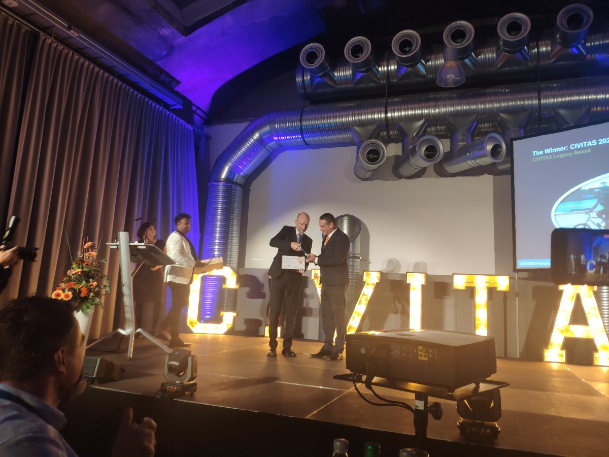 Dr hab. Marcin Wołek, wiceprzewodniczący Rady Miasta Gdyni (pierwszy z prawej) odebrał nagrodę &bdquo;CIVITAS Legacy&rdquo; dla Gdyni podczas CIVITAS Forum w Akwizgranie